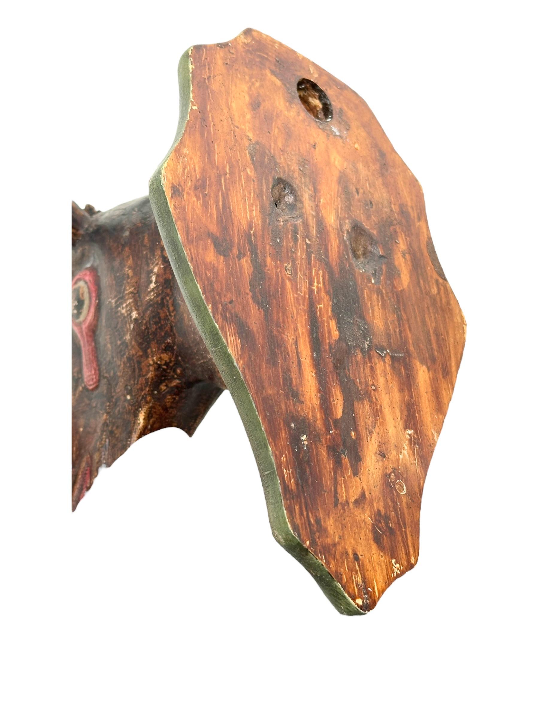 Cabeza de ciervo primitivo Black Forest Trofeo de madera de arte popular tallado a mano Siglo XIX en venta 1
