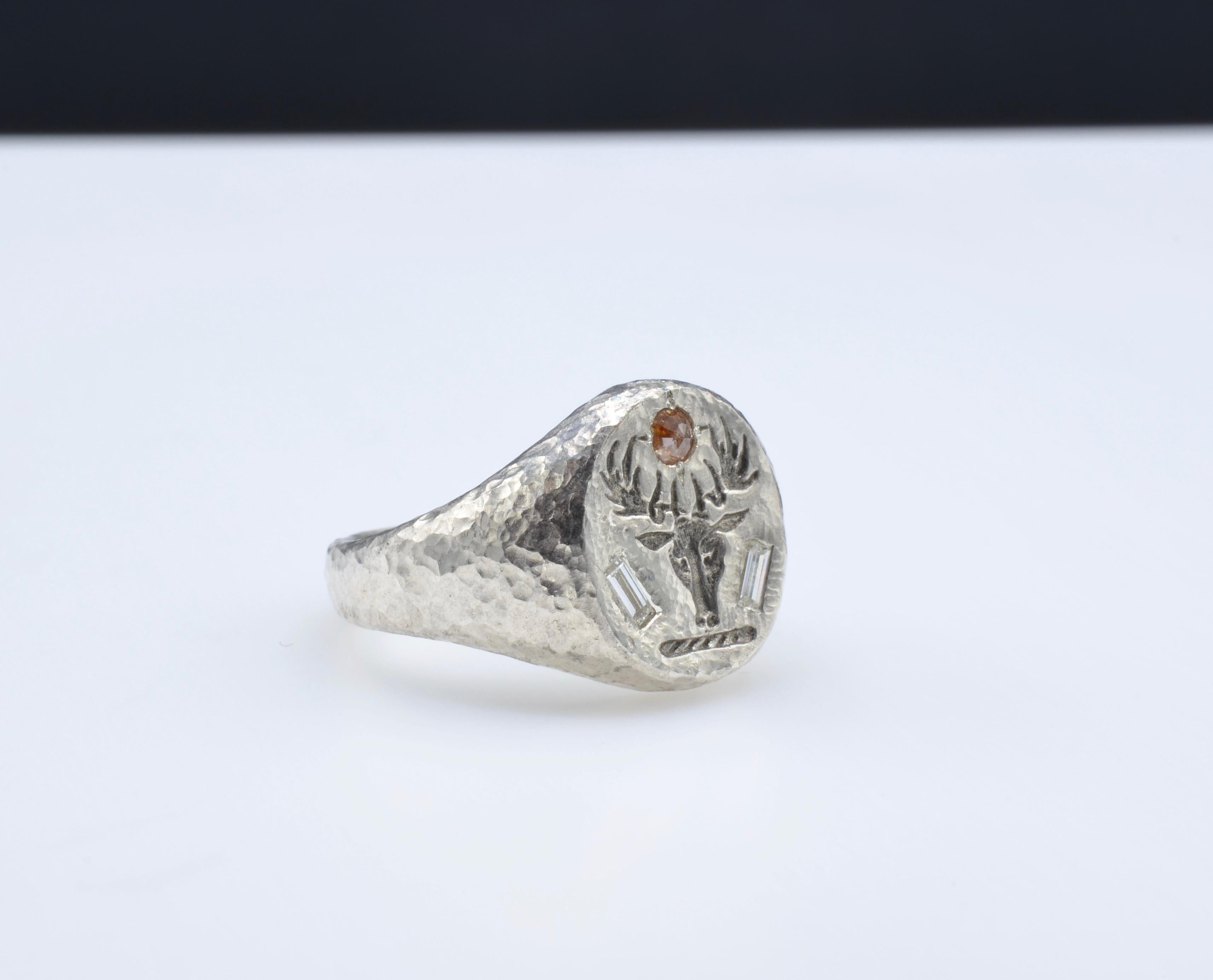 Médiéval Signet en forme de tête de cerf en argent sterling texturé avec diamants baguettes et diamants taille rose en vente