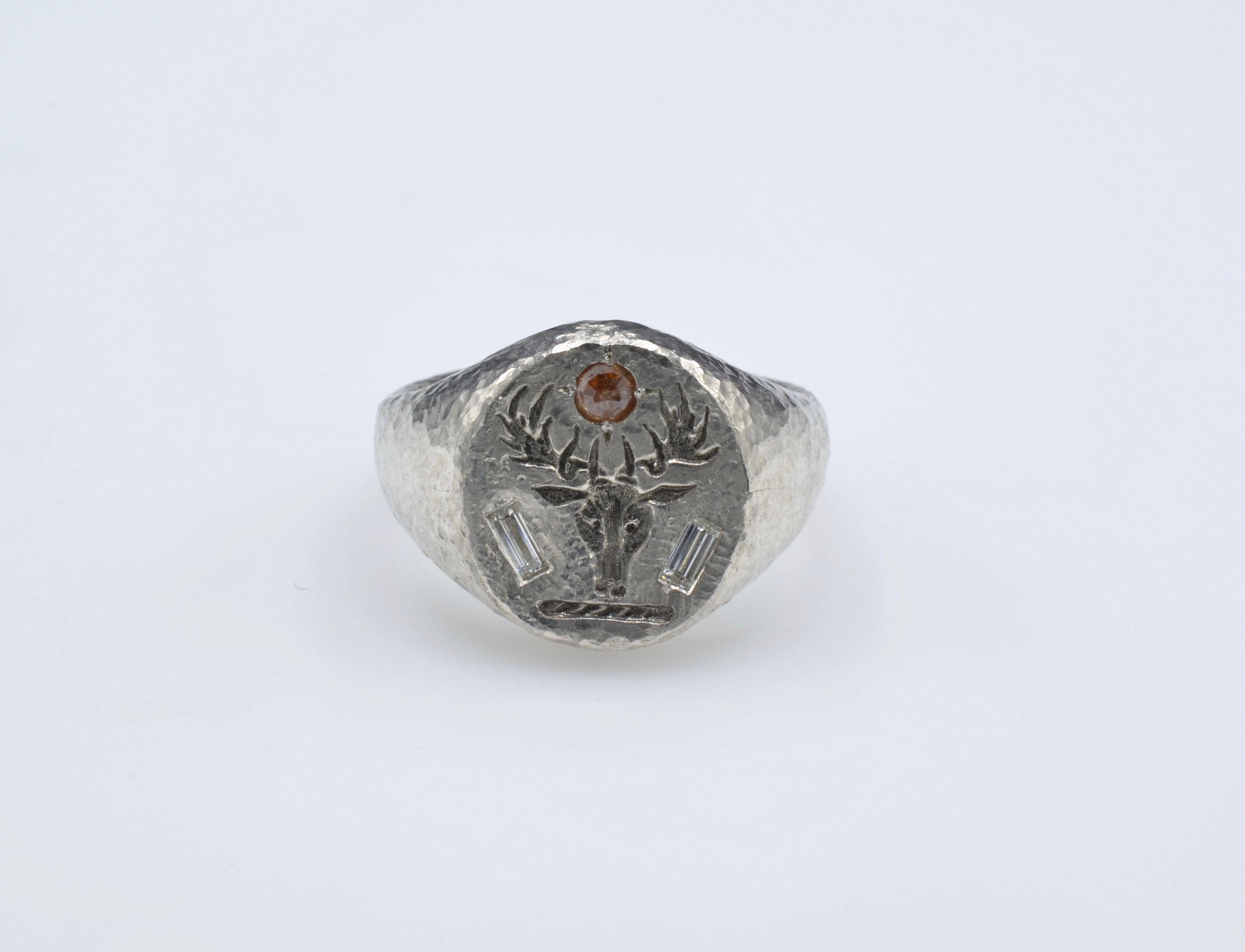 Taille baguette Signet en forme de tête de cerf en argent sterling texturé avec diamants baguettes et diamants taille rose en vente