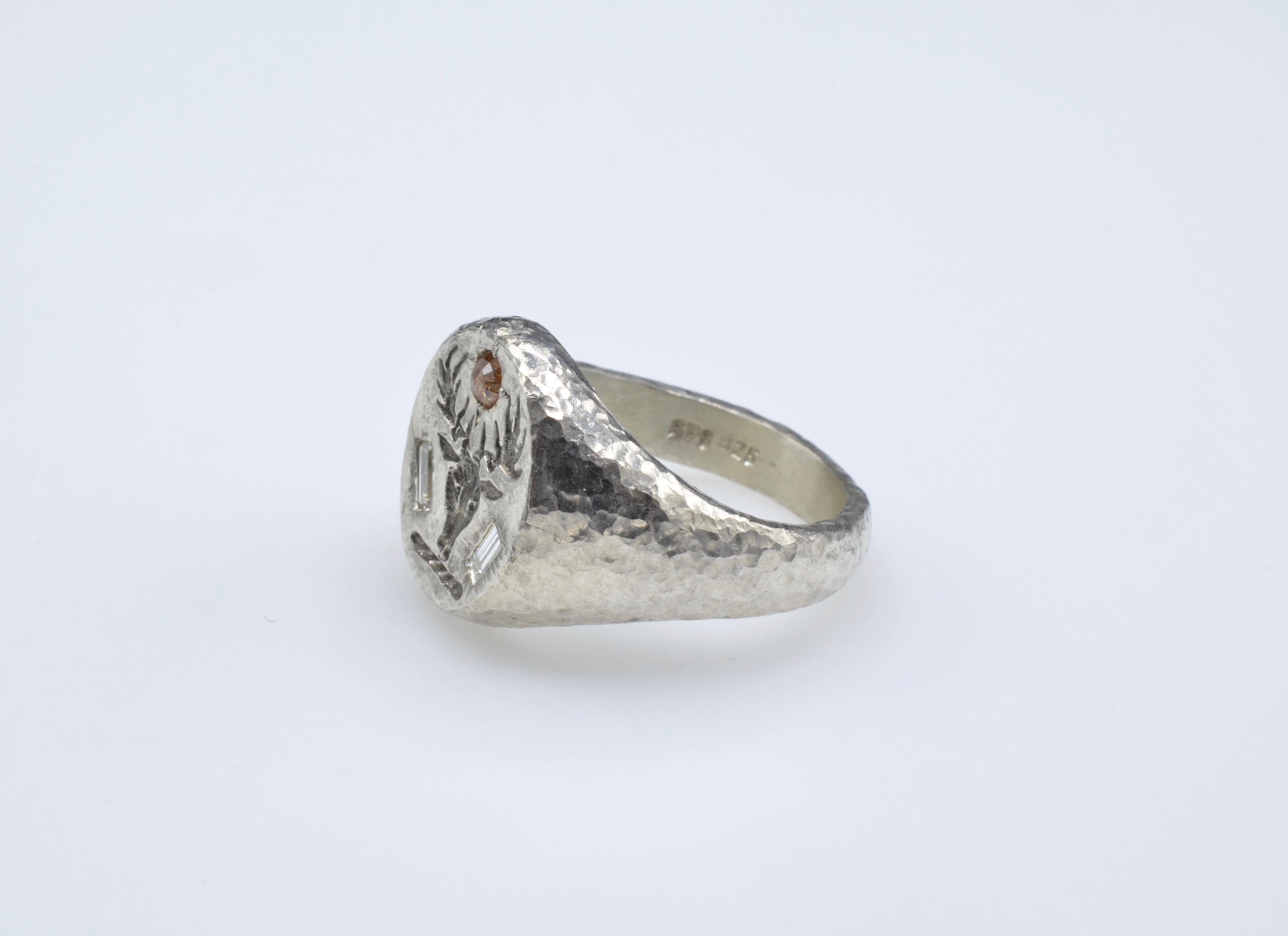 Ring mit Hirschkopf und Diamant im Baguetteschliff aus Sterlingsilber mit Hammerstruktur für Damen oder Herren im Angebot
