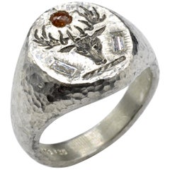 Ring mit Hirschkopf und Diamant im Baguetteschliff aus Sterlingsilber mit Hammerstruktur