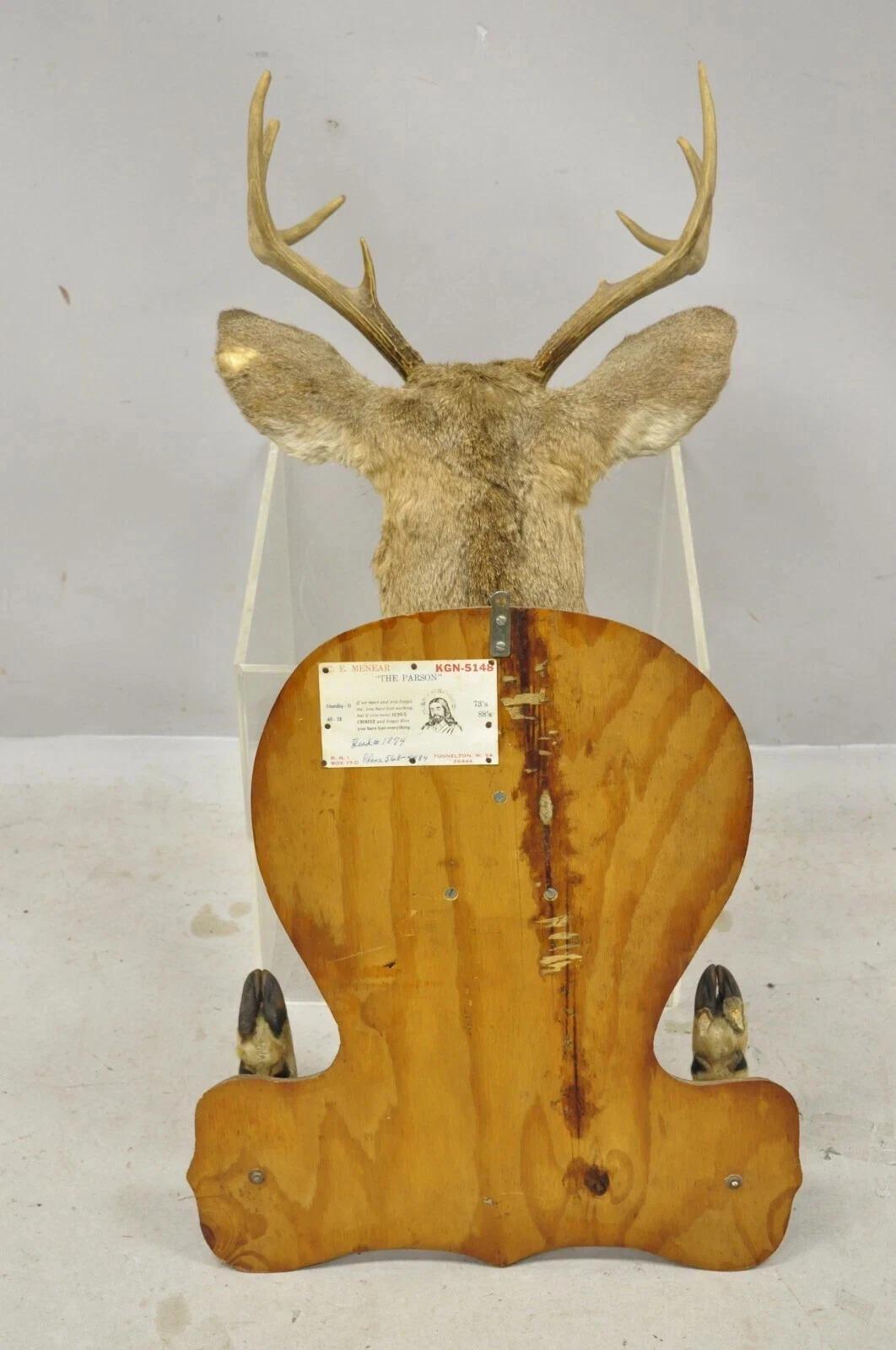 Deer Head Taxidermy Mount 8 Point Pine Board with Gun Rack and Hall Mirror en vente 2