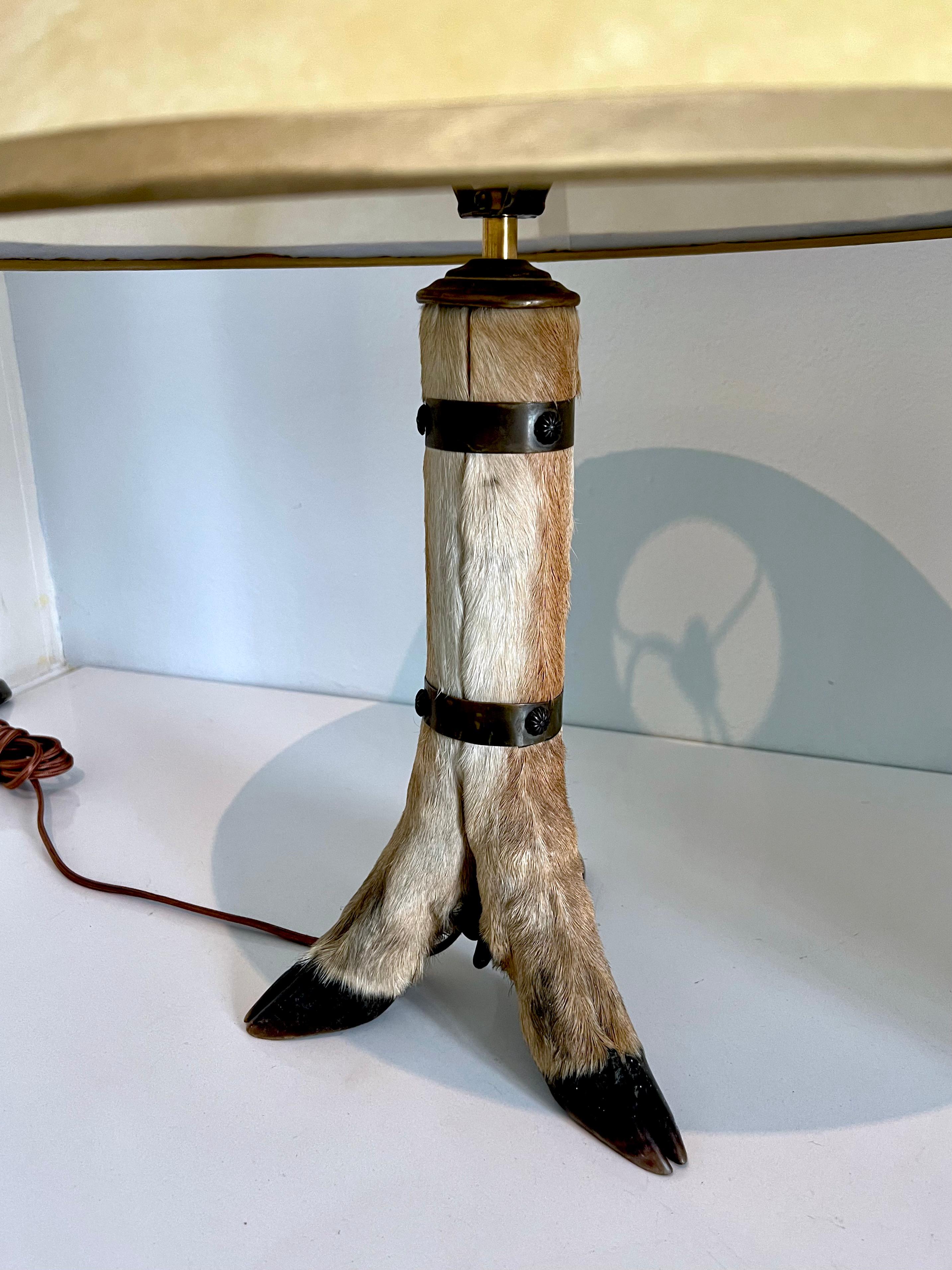 Rustique Lampe en forme de sabot de cerf avec abat-jour en parchemin personnalisé dans le style de Ralph Lauren en vente
