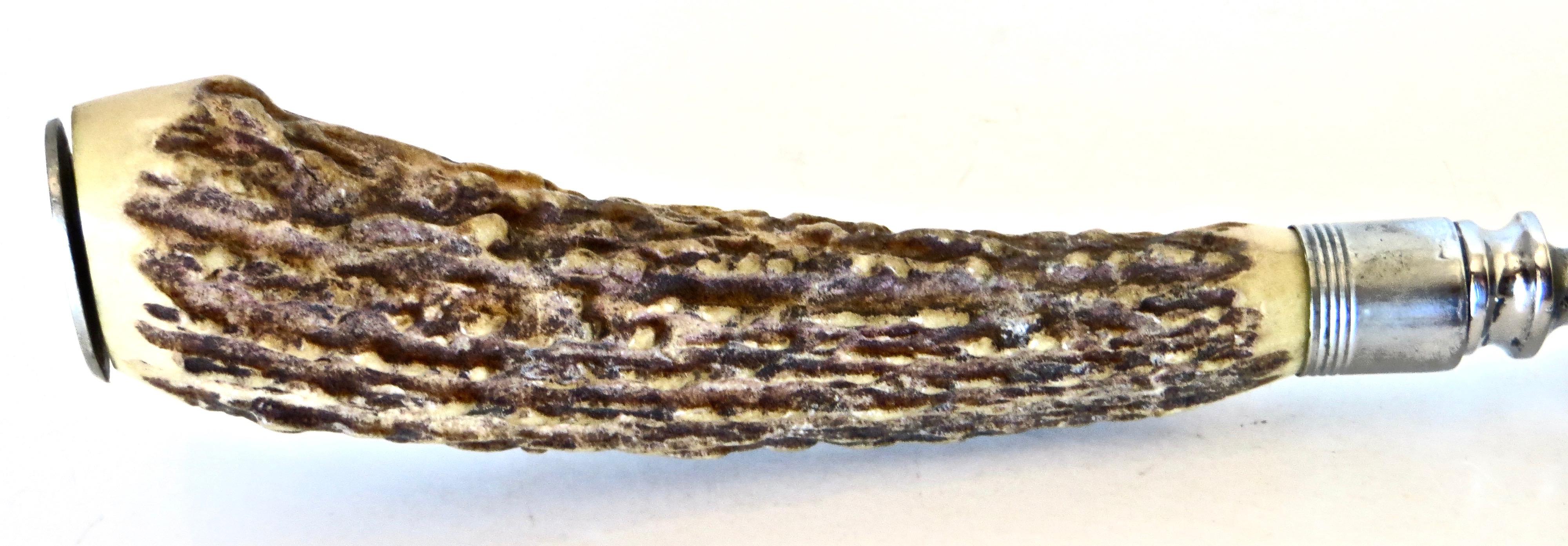 Cette fourchette en corne de cerf du début du 19e siècle, bien faite, repose sur son propre support rotatif. Avec ses longues fourches, elle a été conçue pour maintenir en place des morceaux de viande de toutes tailles. La forme naturelle de la