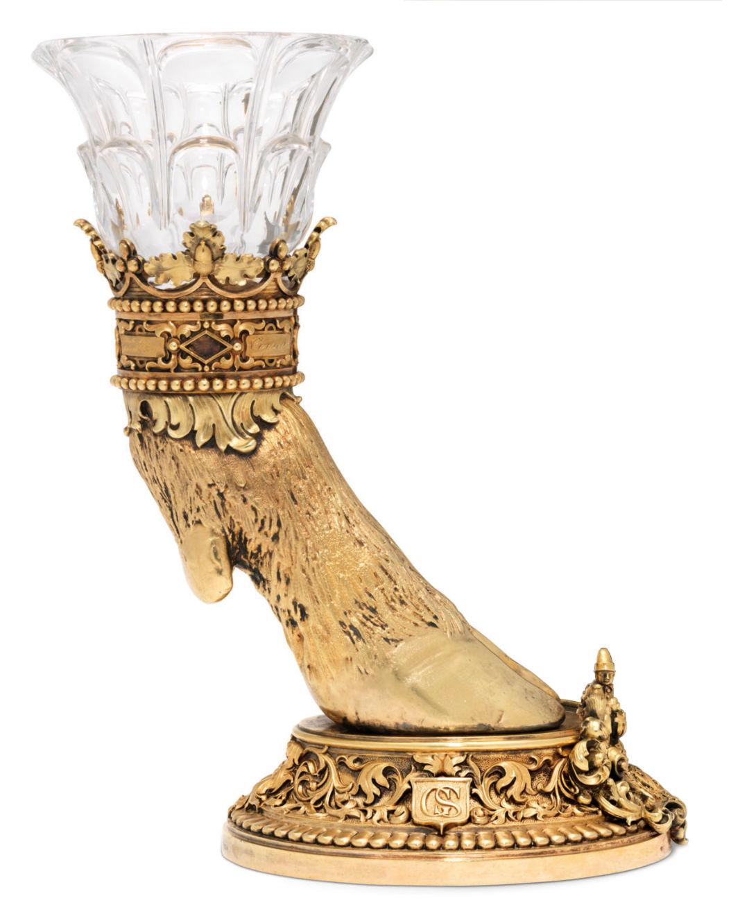Notre étonnante coupe de chasse en argent et métal doré, avec son étui de présentation d'origine, a été conçue par Jean-François Deniere pour le baron Johan-George Schickler afin de célébrer son abattage d'un cerf à dix points près de Paris en