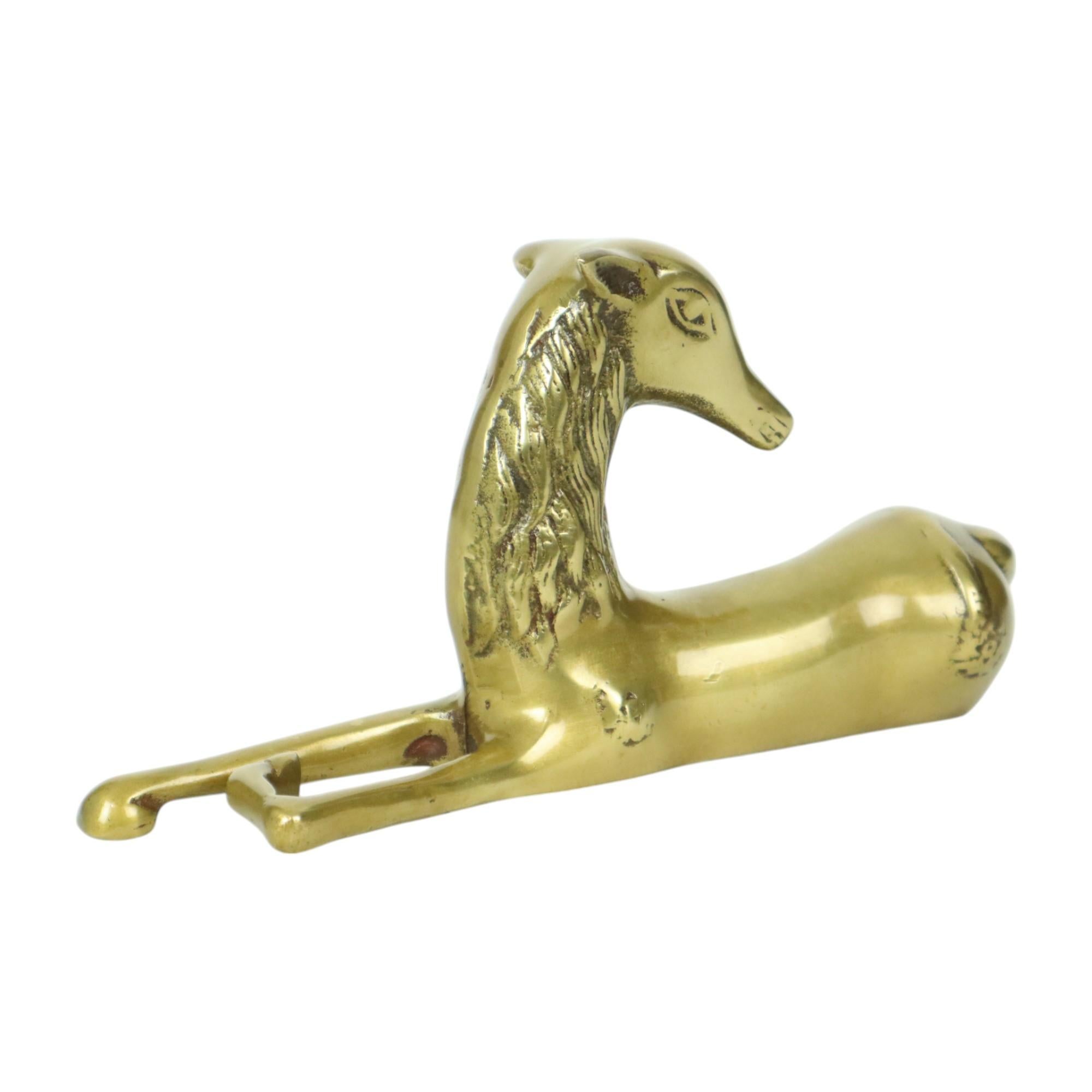 Beautiful vintage statue, rare sculpture of a reclining deer, made of yellow copper (brass), by Sarreid Ltd, Spain, 1970s.

High quality deer statue in resting pose, fine details, completely in Hollywood Regency style, the object has a beautiful age