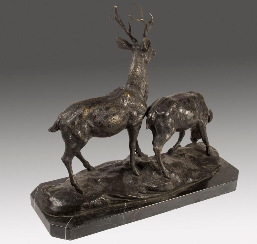 On the base of veined marble is a rock formation, already in bronze, to set the figures. The male deer appears standing, attentive, with his head held high; the female lowers her head as if to drink. The detail, the theme, the composition, etc. they