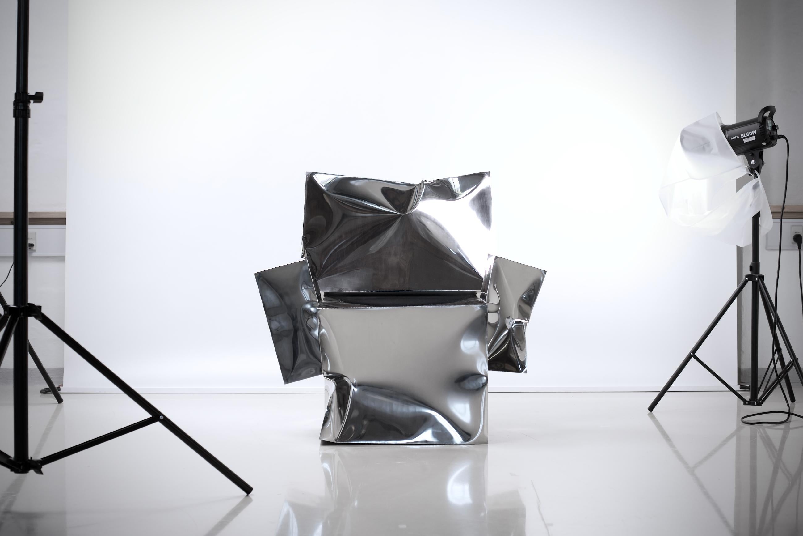 Defeated Narzissen-Sessel von Studio Yolk (Dänisch) im Angebot