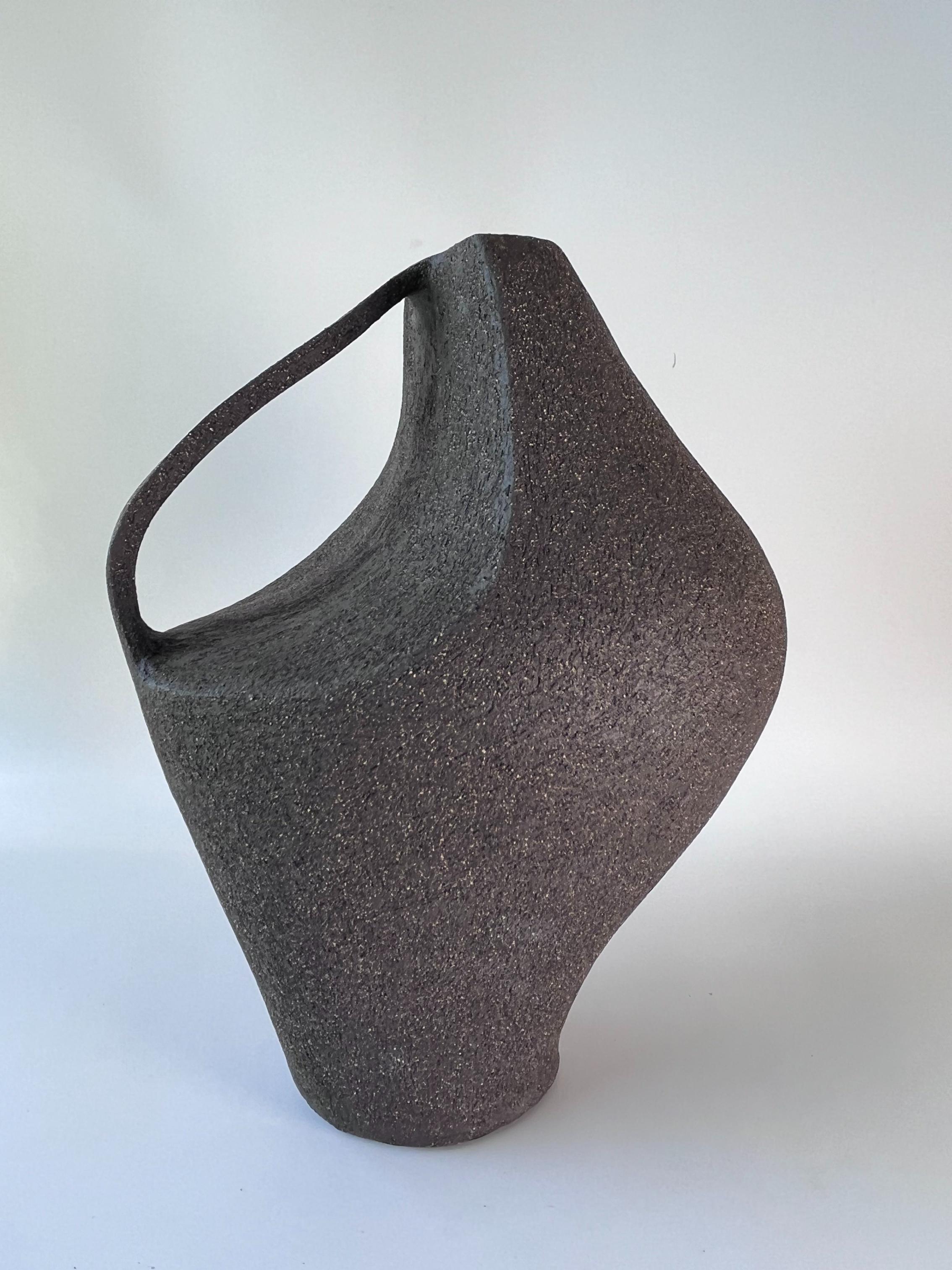 Vaso Deficiency 1 di Rezzo Ceramics
Dimensioni: L 21 x P 19 x H 28 cm (le dimensioni possono variare).
Materiali: Gres
Finitura: Non smaltato. Adatto per fiori secchi
Disponibile anche: Marrone/Nero

Esra Misirli Kubilay è un'artista turca della