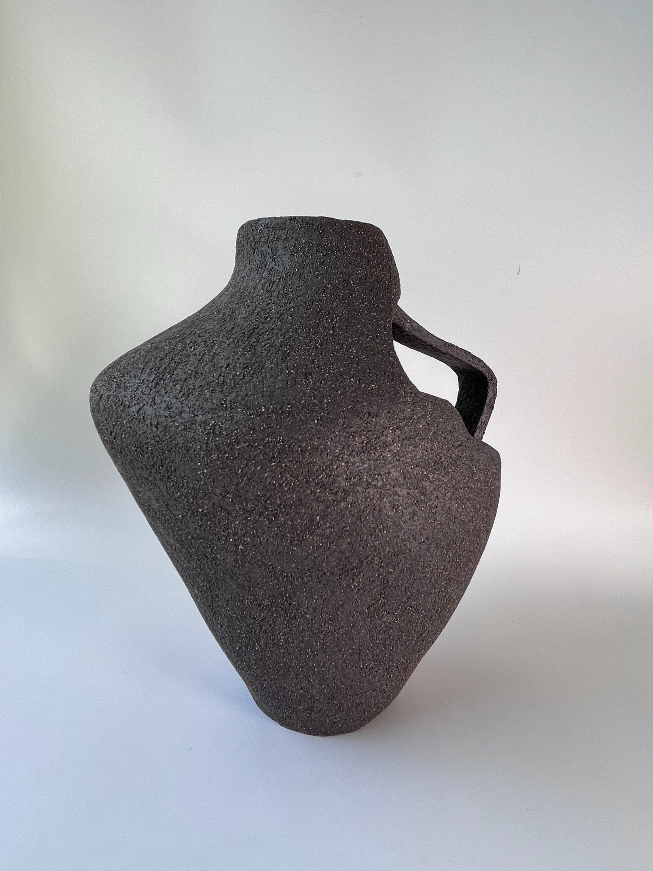 Vaso Deficiency 10 di Rezzo Ceramics
Dimensioni: L 21 x P 17 x H 24 cm (le dimensioni possono variare).
Materiali: Gres
Finitura: Non smaltato. Adatto per fiori secchi

Esra Misirli Kubilay è un'artista turca della ceramica. Dopo aver conseguito la