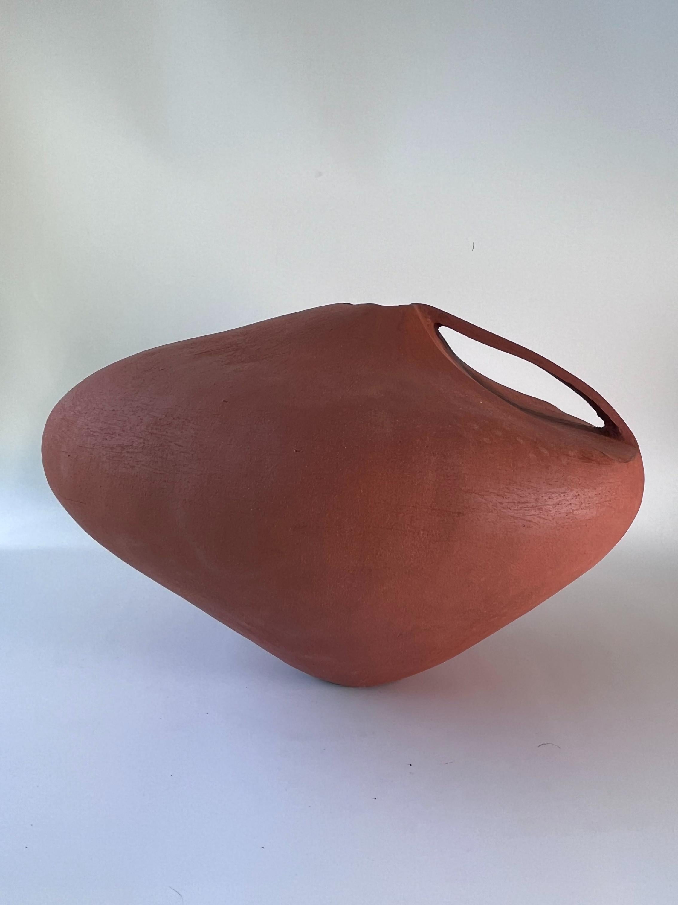 Vaso Deficiency 14 di Rezzo Ceramics
Dimensioni: L 32 x P 32 x H 21 cm (Le dimensioni possono variare)
Materiali: Gres
Finitura: Non smaltato. Adatto per fiori secchi

Esra Misirli Kubilay è un'artista turca della ceramica. Dopo aver conseguito la
