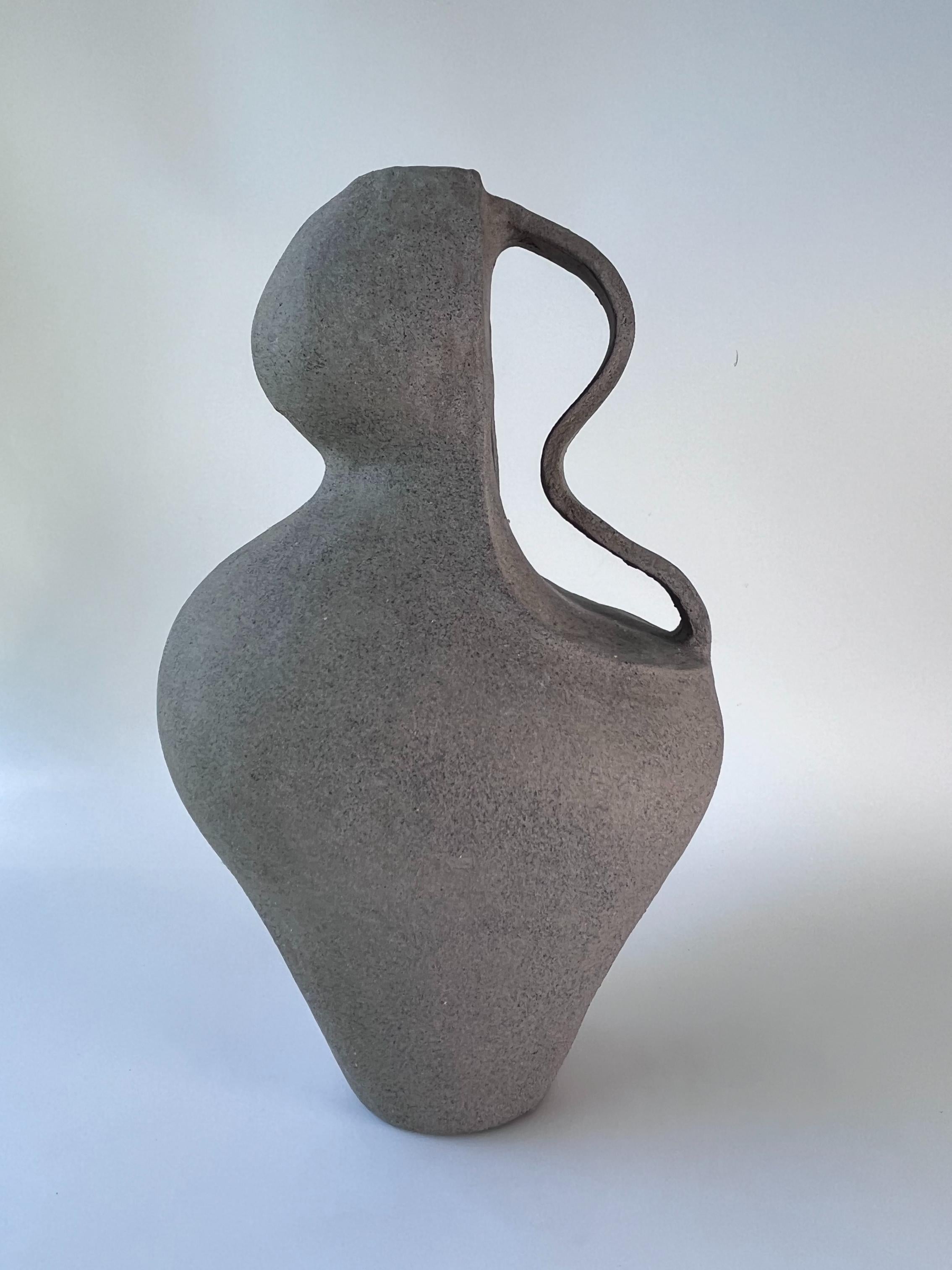 Vaso Deficiency 3 di Rezzo Ceramics
Dimensioni: L 17 x P 17 x H 29 cm (le dimensioni possono variare).
Materiali: Gres
Colore: Grigio con macchie nere
Finitura: Non smaltato. Adatto per fiori secchi

Esra Misirli Kubilay è un'artista turca della
