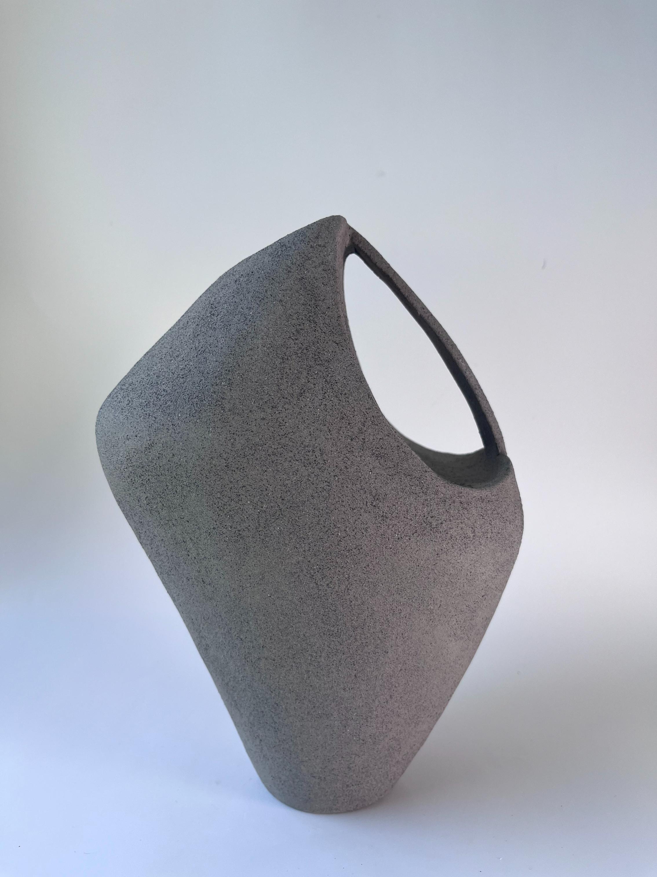 Vaso Deficiency 4 di Rezzo Ceramics
Dimensioni: L 19 x P 17 x H 27 cm (le dimensioni possono variare).
Materiali: Gres
Colore: Grigio con macchie nere
Finitura: Non smaltato. Adatto per fiori secchi

Esra Misirli Kubilay è un'artista turca della