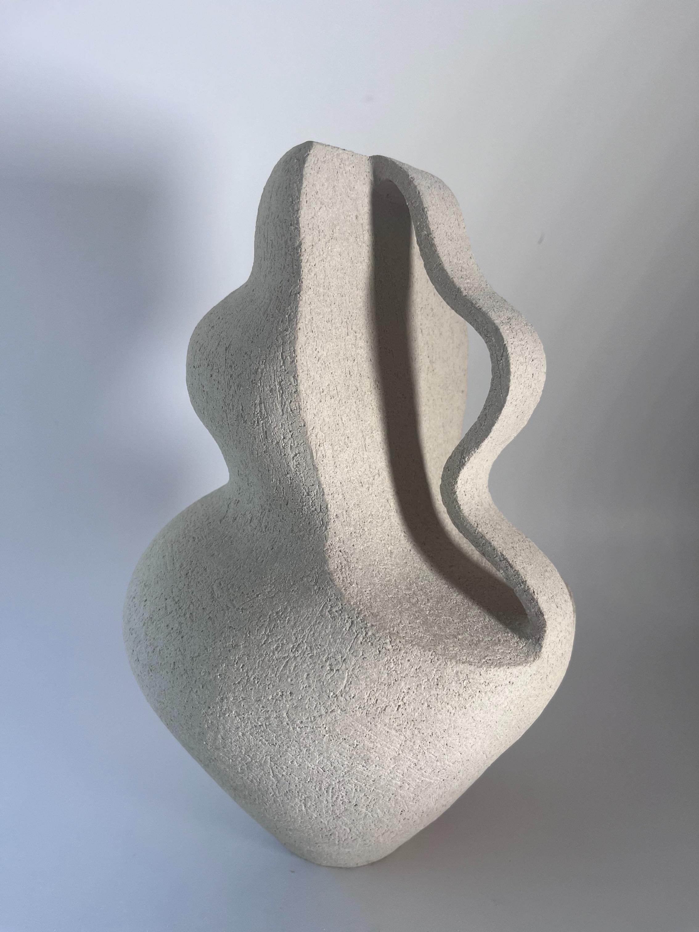 Vaso Deficiency 6 di Rezzo Ceramics
Dimensioni: L 19 x P 19 x H 29 cm (le dimensioni possono variare).
Materiali: Gres
Finitura: Non smaltato. Adatto per fiori secchi

Esra Misirli Kubilay è un'artista turca della ceramica. Dopo aver conseguito la