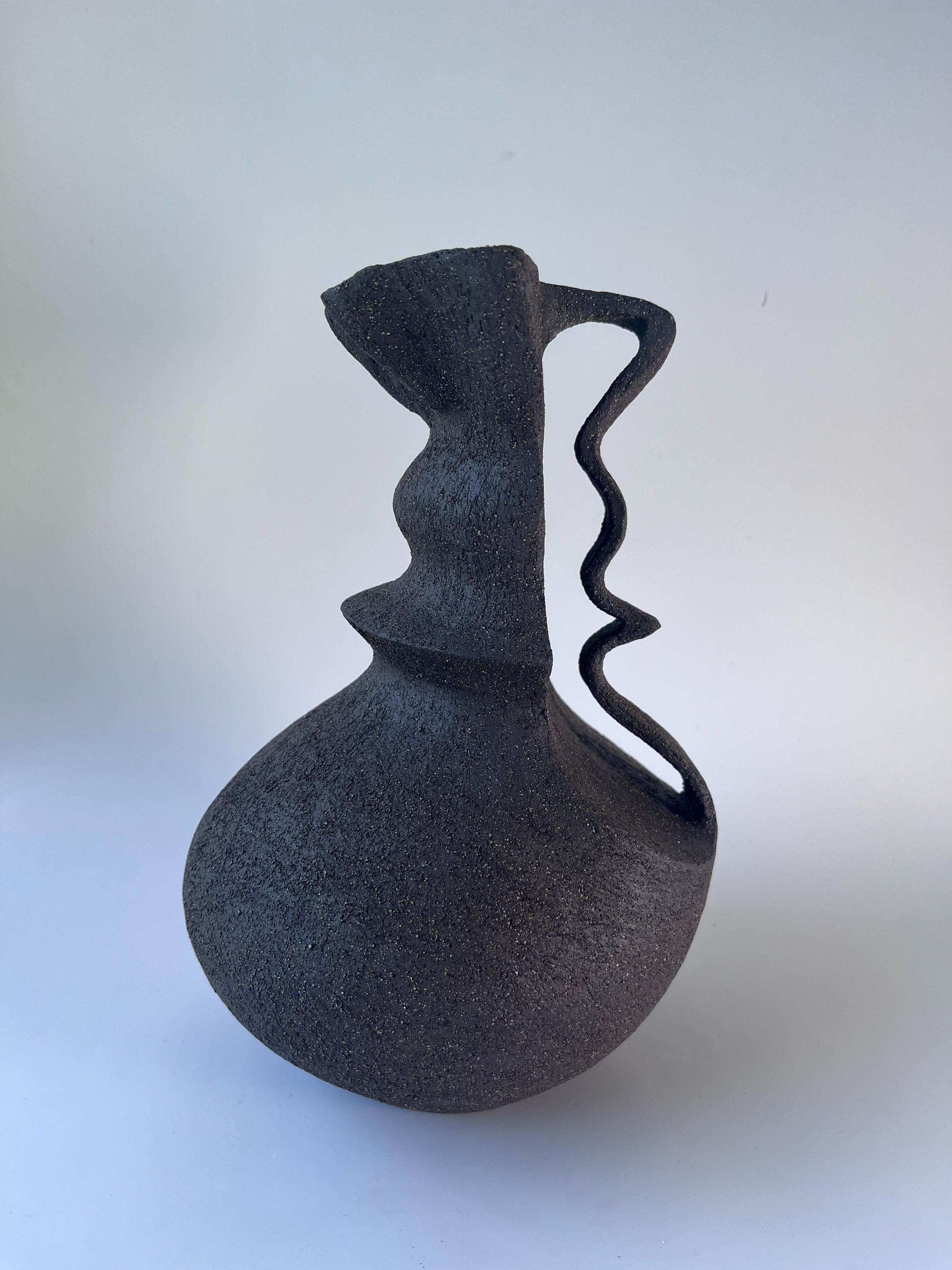 Jarrón Deficiency 9 de Rezzo Ceramics
Dimensiones: An 18 x Pr 17 x Al 26 cm (Las dimensiones pueden variar)
Materiales: Gres
Acabado: Sin esmaltar. Adecuado para flores secas

Esra Misirli Kubilay es una artista turca de la cerámica. Hizo del diseño