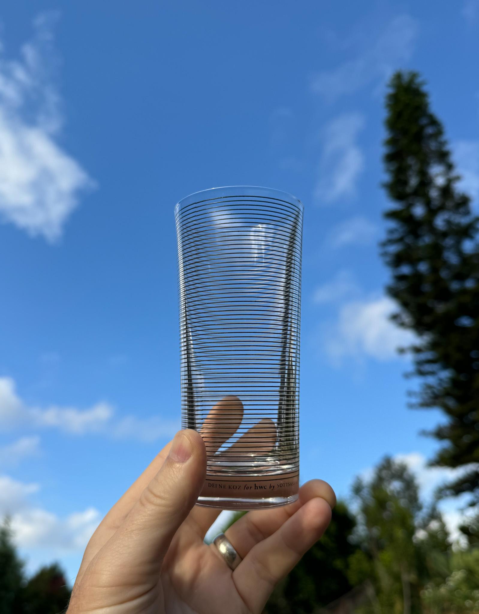 Vaso para beber Defne Koz para hwc Egizia de Sottsass Associati, Italia, década de 1990.  Cuatro vasos disponibles.  El precio indicado es por un vaso. 