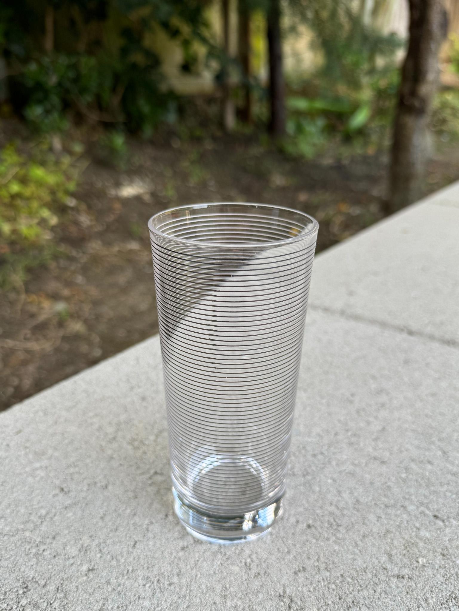 Vaso Defne Koz para hwc Egizia de Sottsass Associati, Italia Posmoderno en venta
