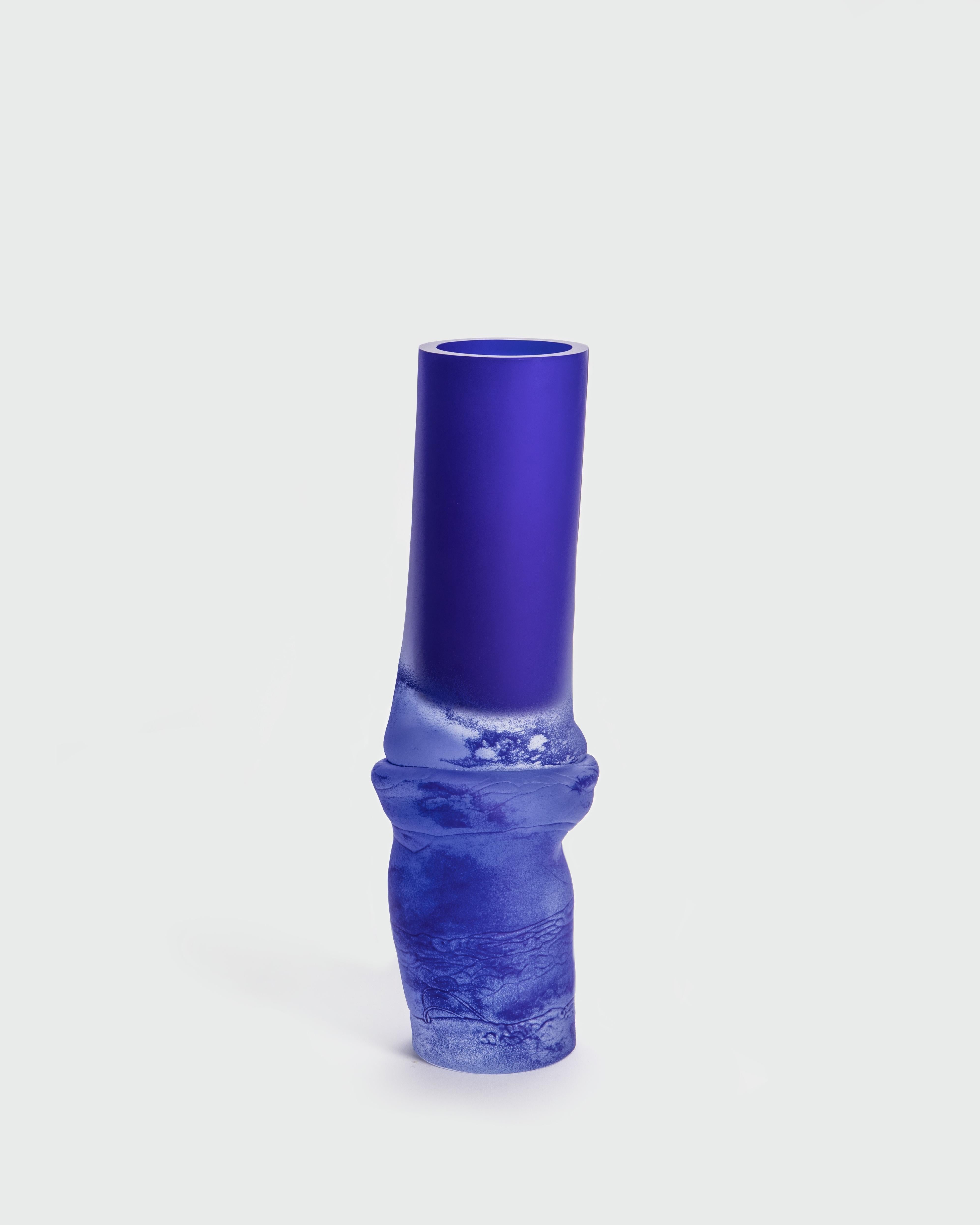 Vaso blu (de)formato di David David
Dimensioni: P 14 x L 10 x H 41 cm.
Materiali: Vetro.
Peso: 5,5 kg.

Le linee sottili tra formazione e deformazione 
 
Una serie che cattura i processi naturali del comportamento del vetro liquido. Mentre una