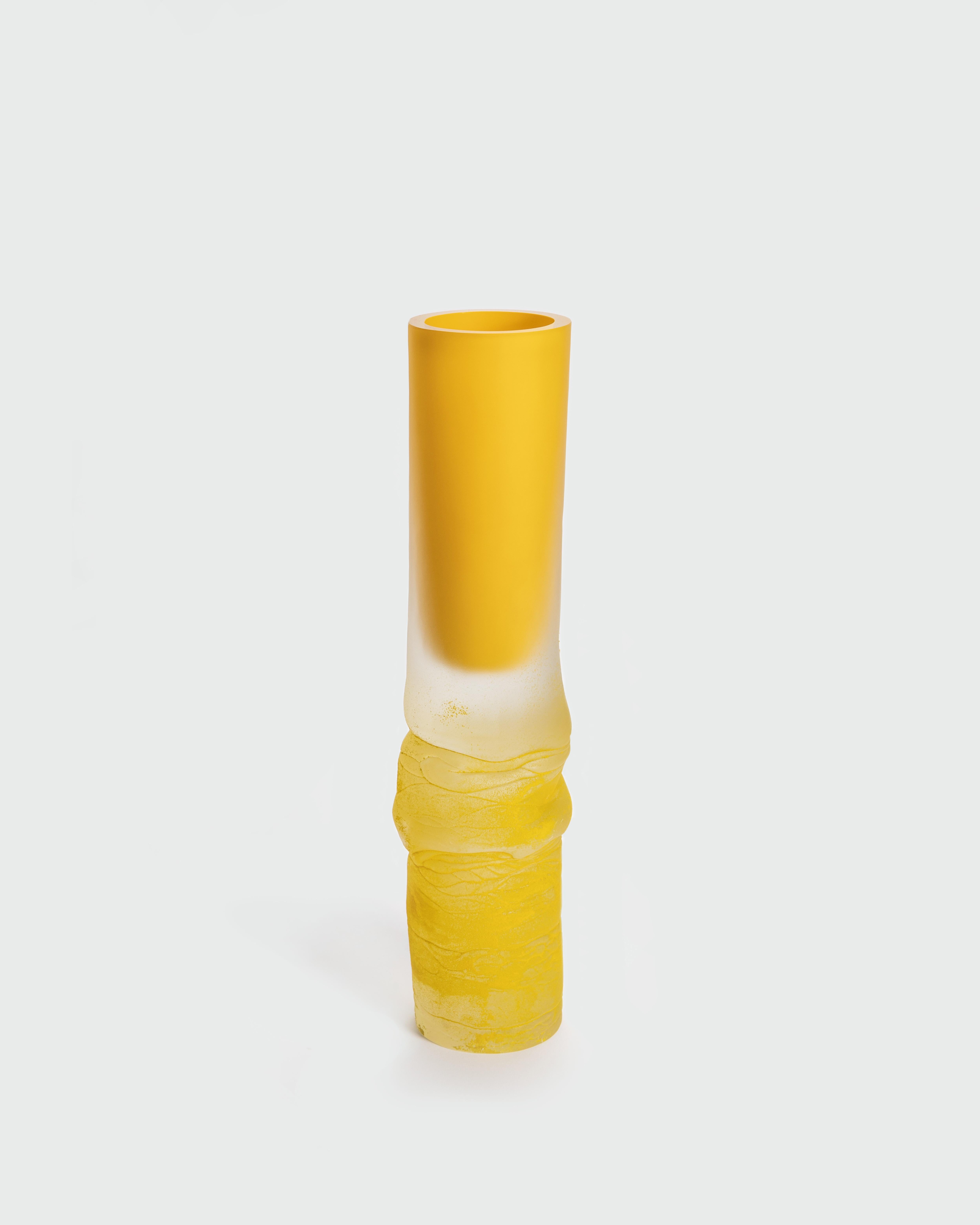 Vaso (de)formato giallo di David David
Dimensioni: P 14 x L 10 x H 41 cm.
Materiali: Vetro.
Peso: 5,5 kg.

Le linee sottili tra formazione e deformazione 
 
Una serie che cattura i processi naturali del comportamento del vetro liquido. Mentre una