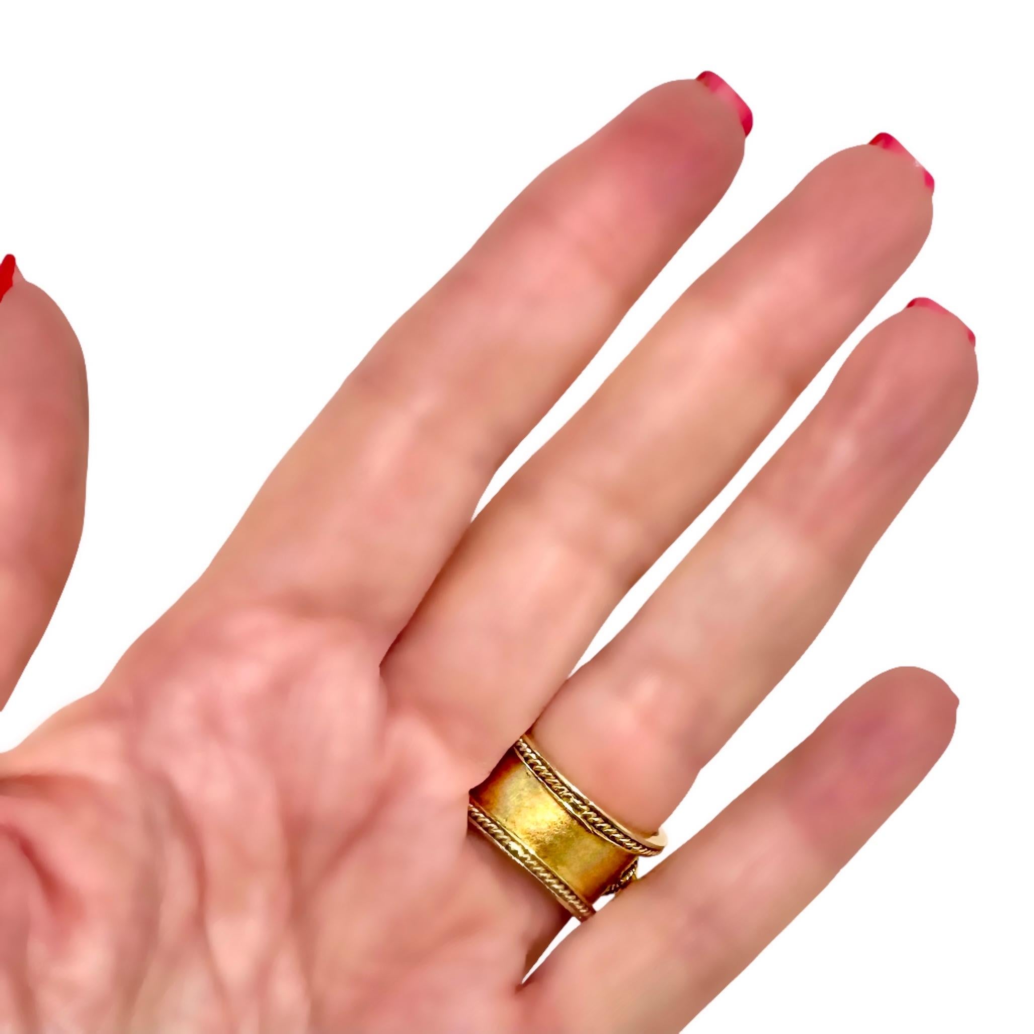 Anello a sigaro in oro 18 carati con rubino smeraldo e diamanti Etruscan Revival in vendita 9