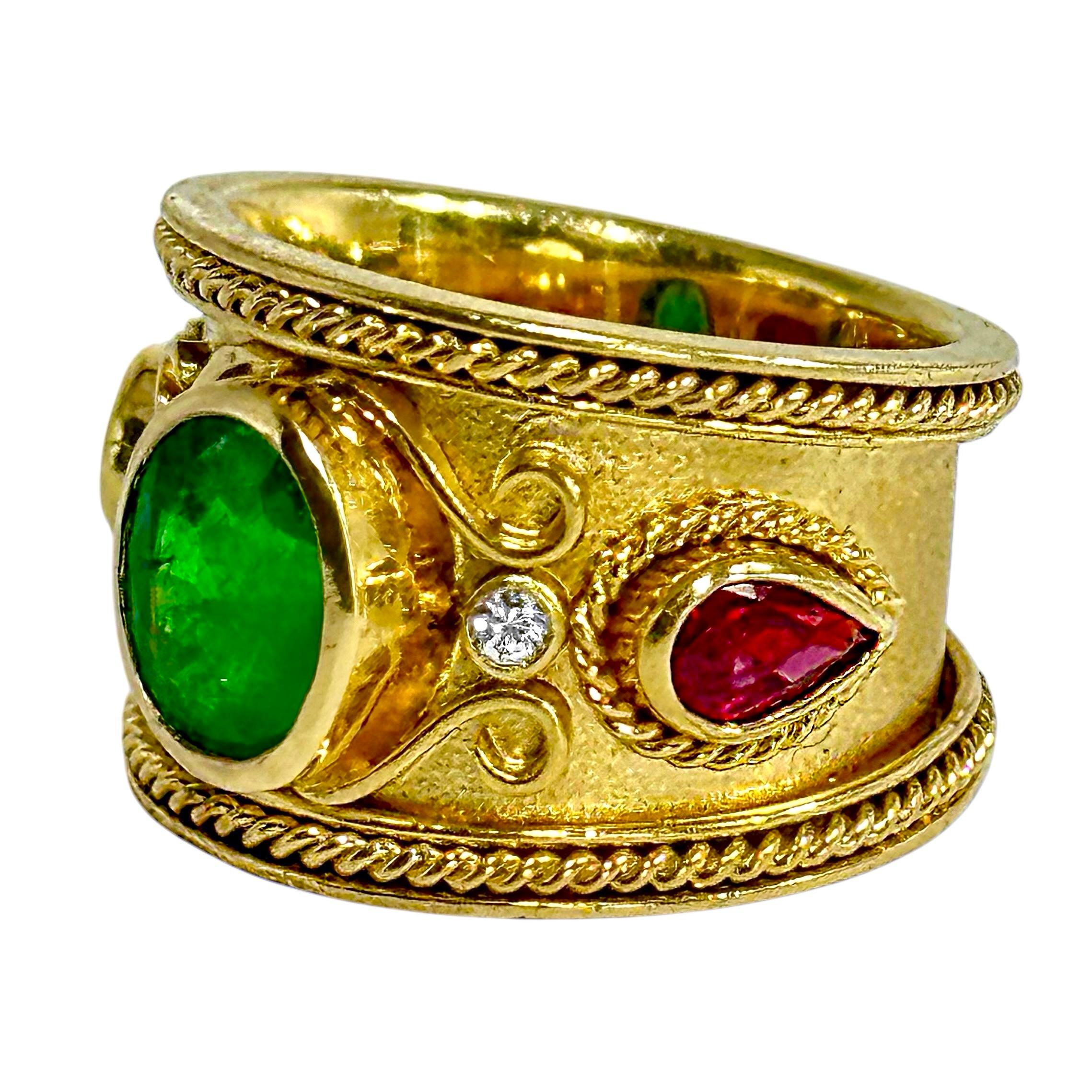 Questo bellissimo anello da donna della fine del XX secolo è facilmente identificabile come un gioiello di alta qualità grazie all'incredibile livello di artigianato e all'uso liberale di materiali di alta qualità. Un vibrante smeraldo naturale