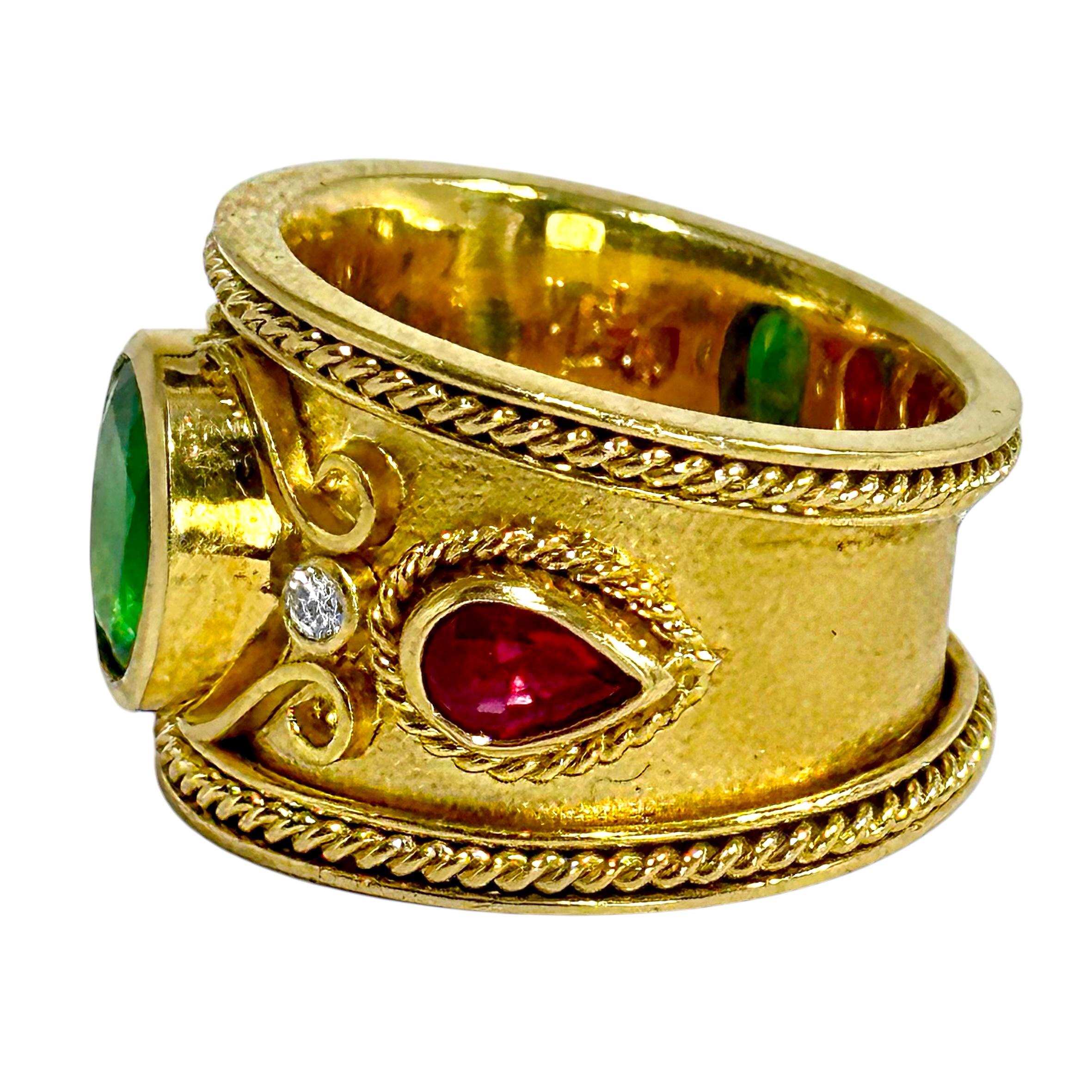 Neoetrusco Anello a sigaro in oro 18 carati con rubino smeraldo e diamanti Etruscan Revival in vendita