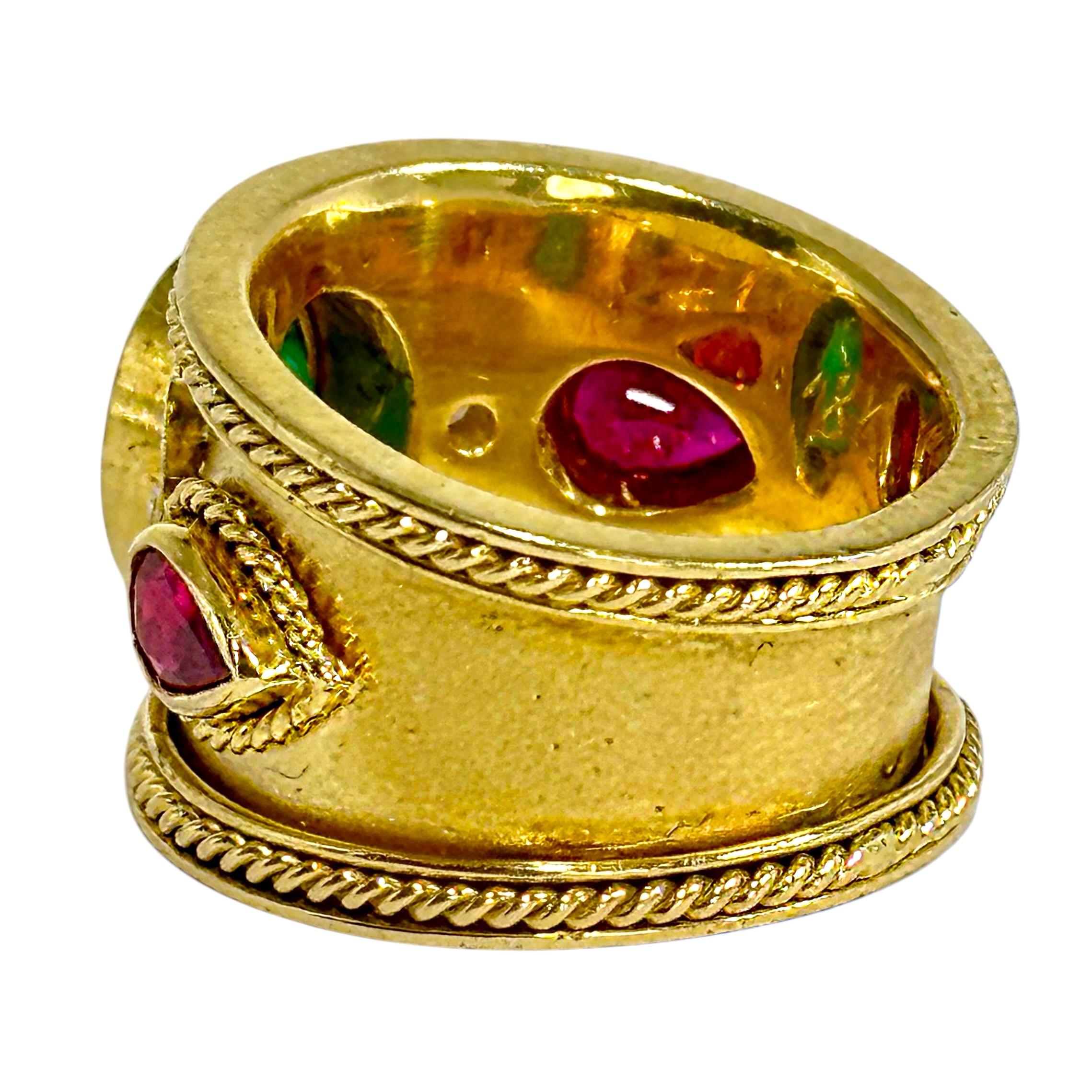 Taglio brillante Anello a sigaro in oro 18 carati con rubino smeraldo e diamanti Etruscan Revival in vendita