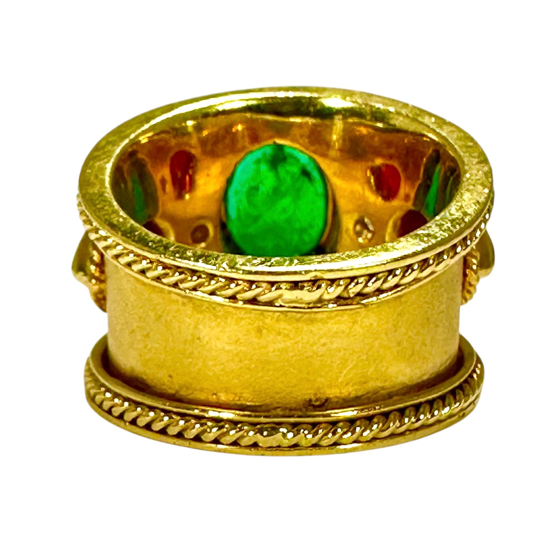 Anello a sigaro in oro 18 carati con rubino smeraldo e diamanti Etruscan Revival In condizioni buone in vendita a Palm Beach, FL