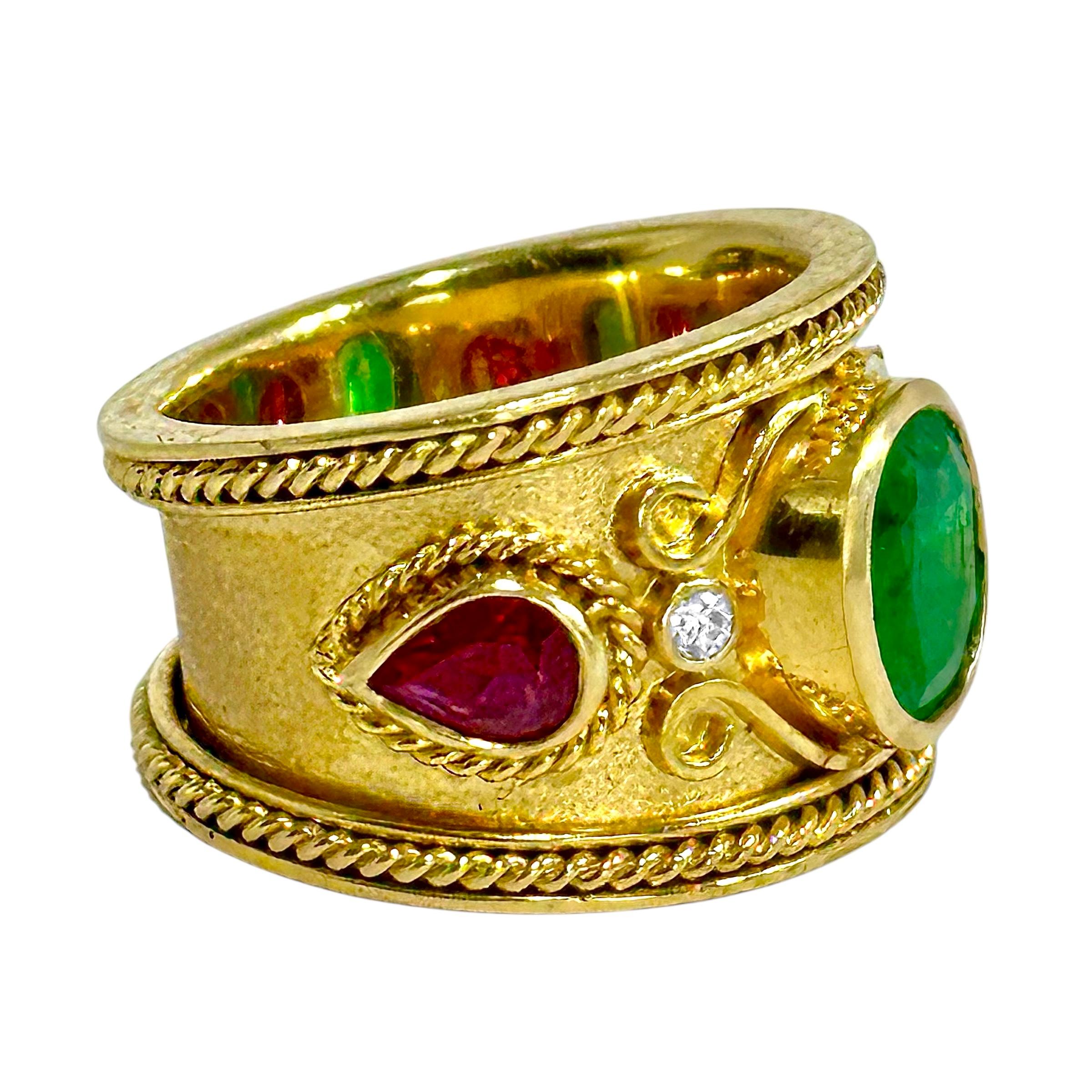 Anello a sigaro in oro 18 carati con rubino smeraldo e diamanti Etruscan Revival in vendita 1