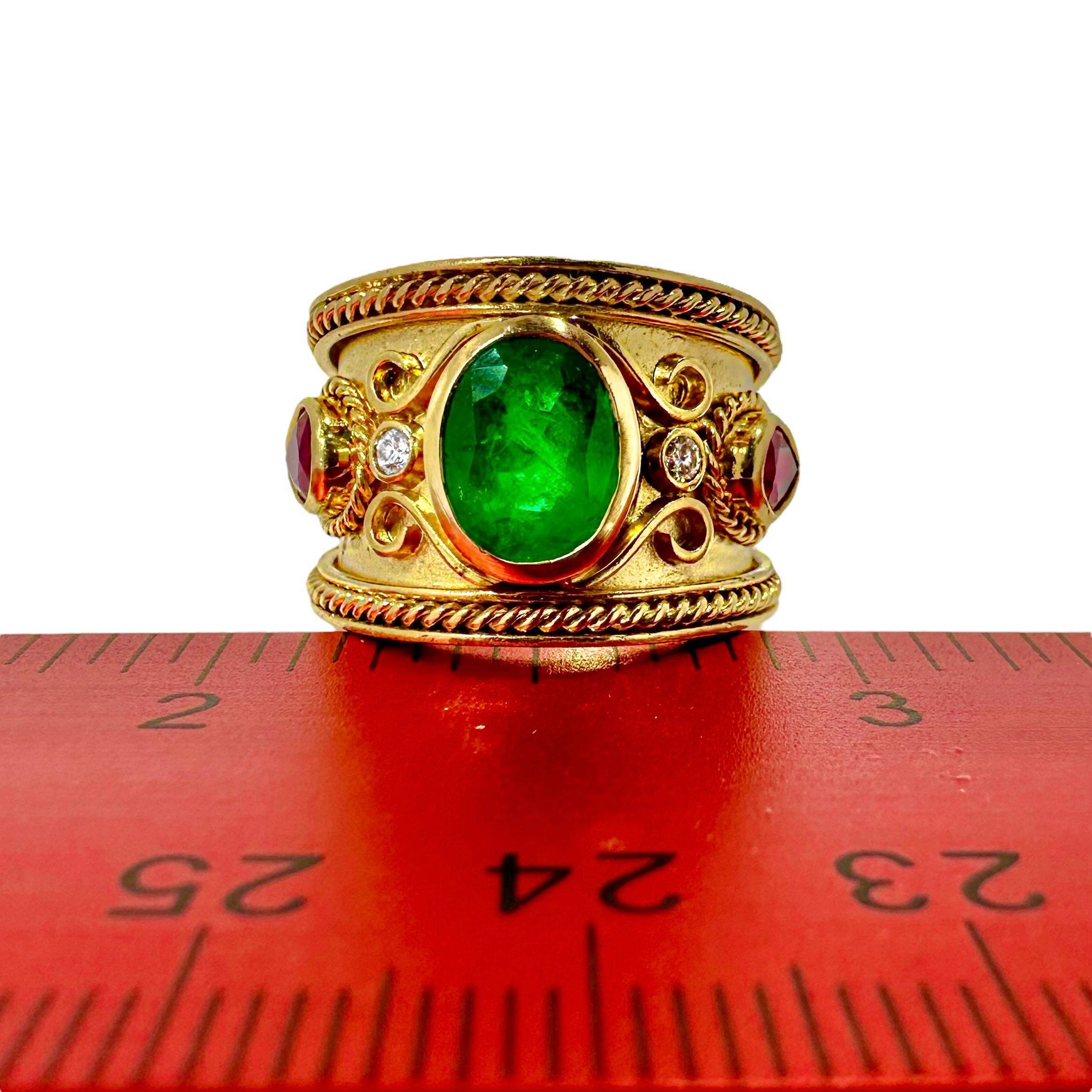 Anello a sigaro in oro 18 carati con rubino smeraldo e diamanti Etruscan Revival in vendita 3