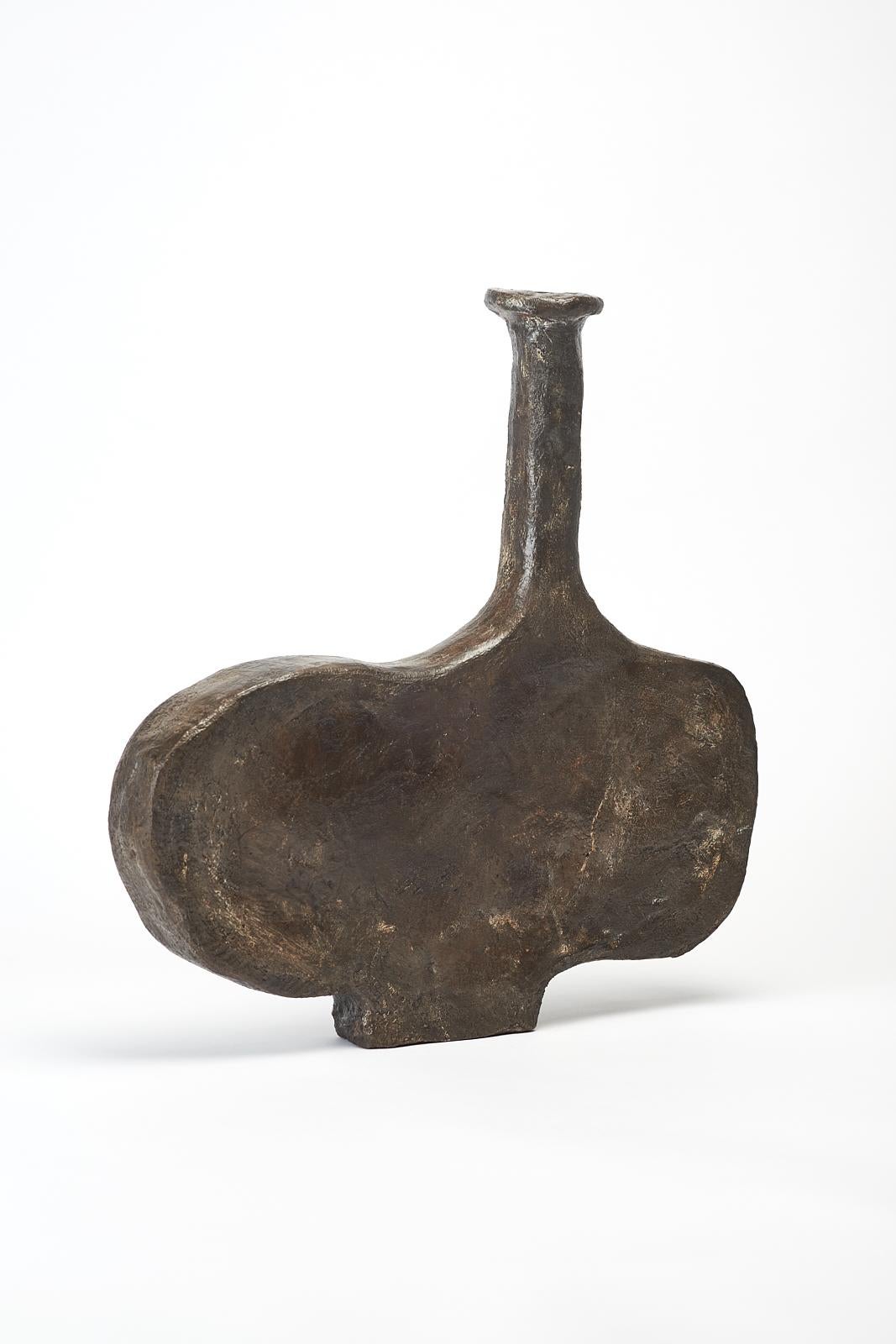Olandese Vaso in ceramica contemporanea di Willem Van Hooff dalla forma organica e dalla tinta unita, marrone scuro. in vendita