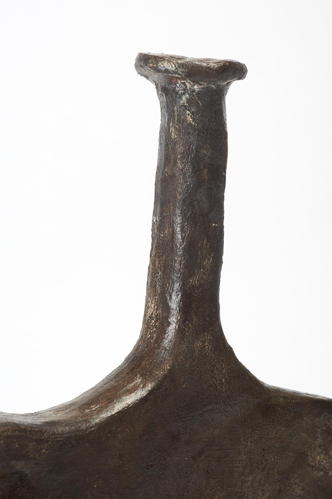 Vaso in ceramica contemporanea di Willem Van Hooff dalla forma organica e dalla tinta unita, marrone scuro. In condizioni Nuovo in vendita a Geneve, CH
