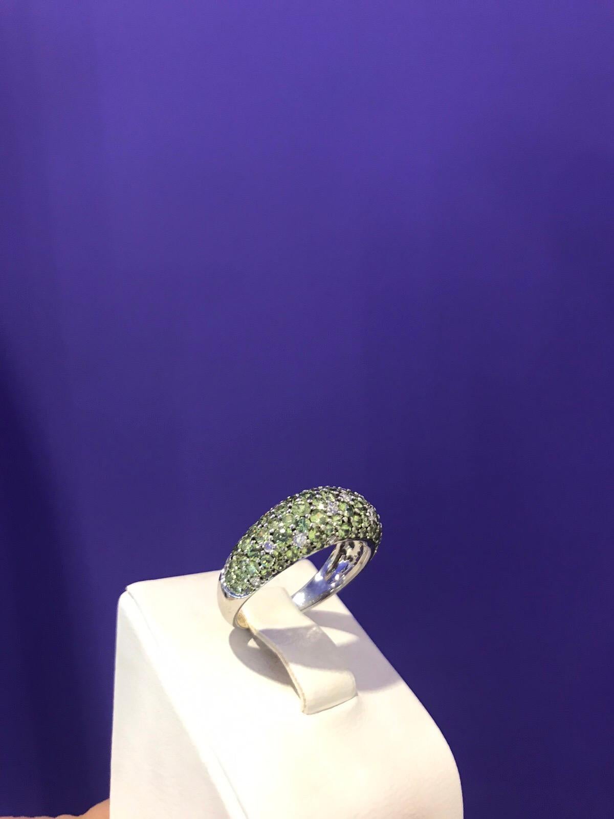 Inspired by the colour of the diverse landscapes of Africa and it’s peoples’ rich connection to nature and land, this ring is made to give you a feeling of belonging to this planet at all time. 
The colour goes from light to medium green repeating