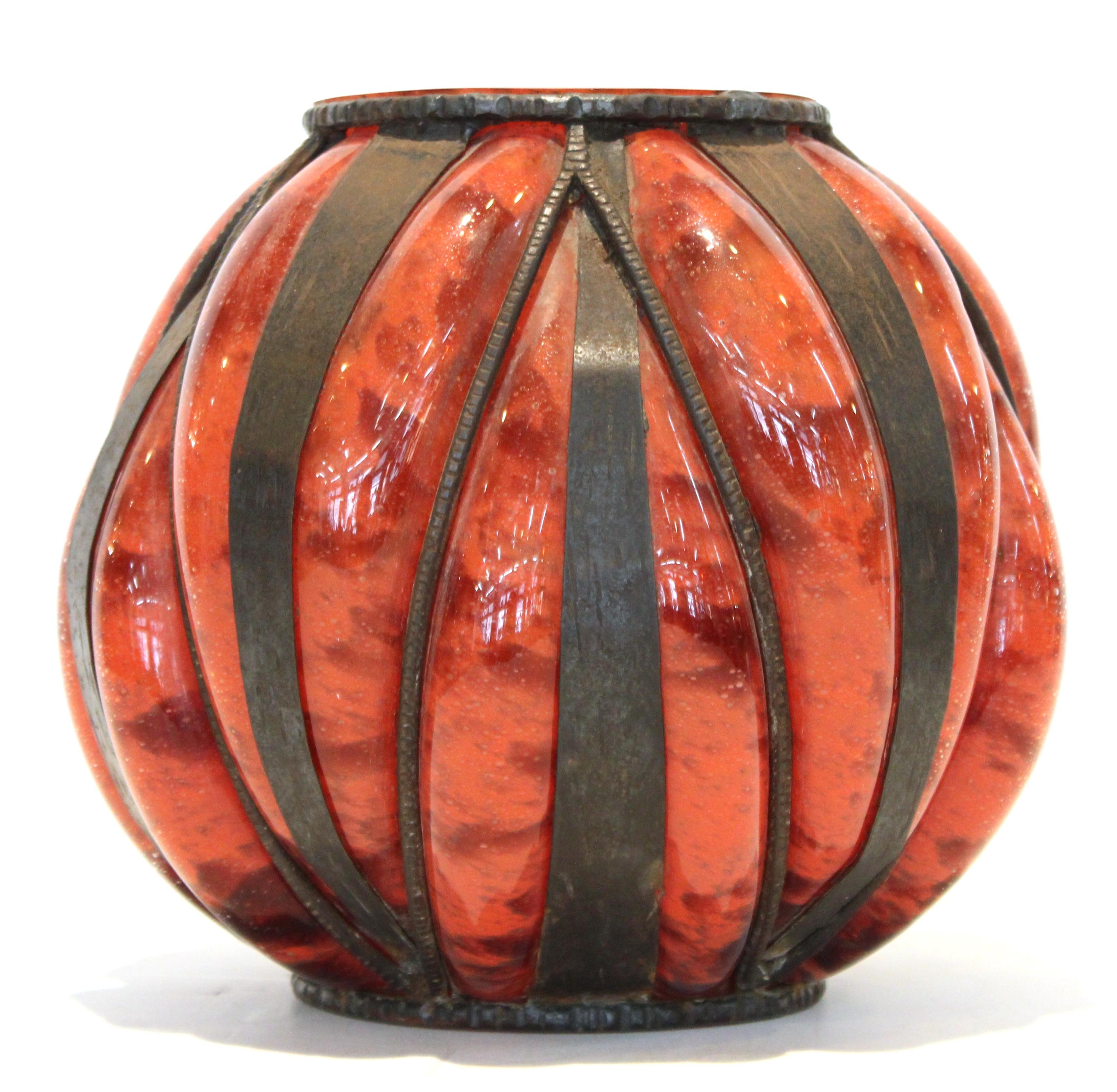 Degué Attributed French Art Deco Glass Vase in Wrought Iron In Good Condition For Sale In New York, NY