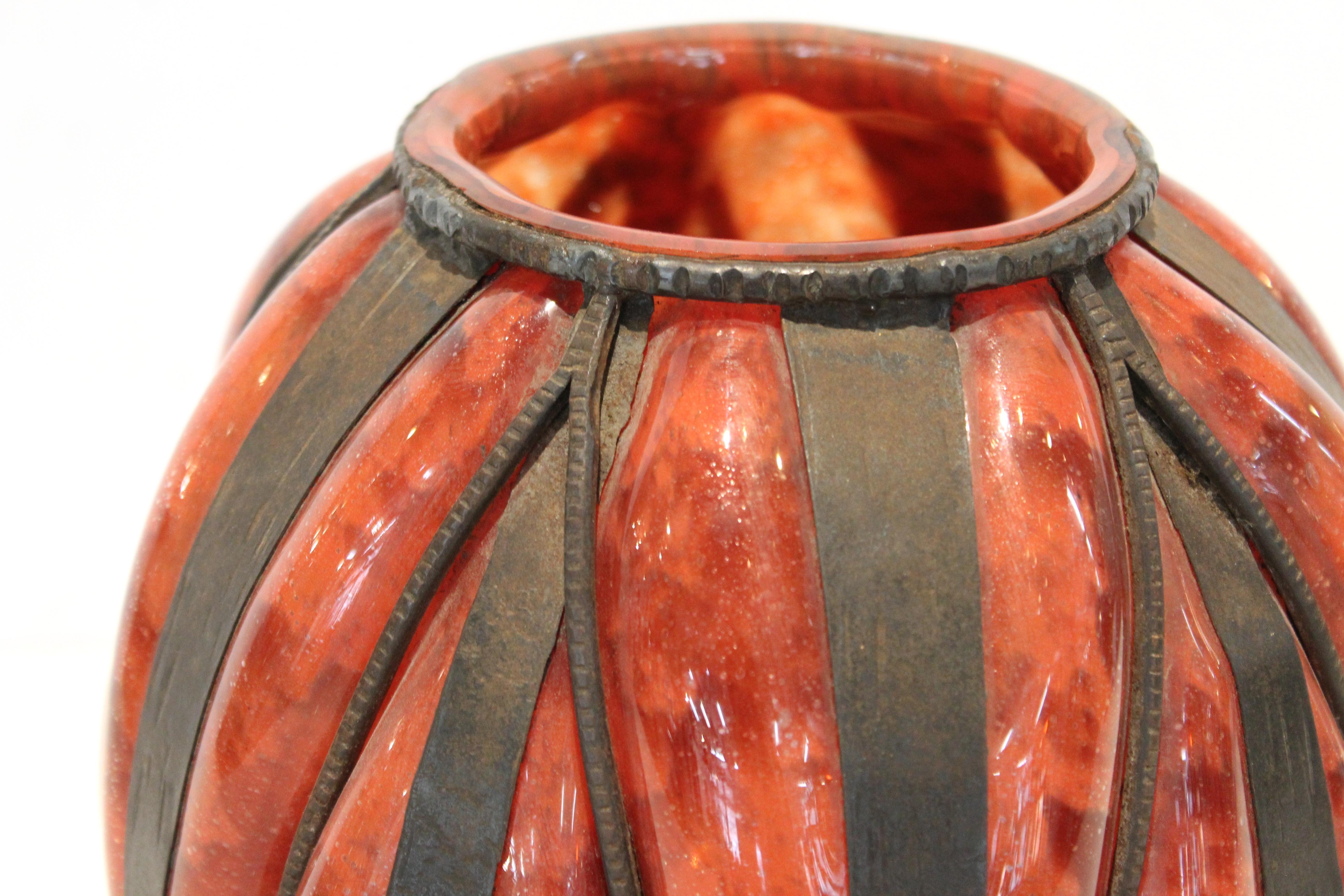 Début du 20ème siècle Degué Attribué Vase en verre Art Déco français en fer forgé en vente