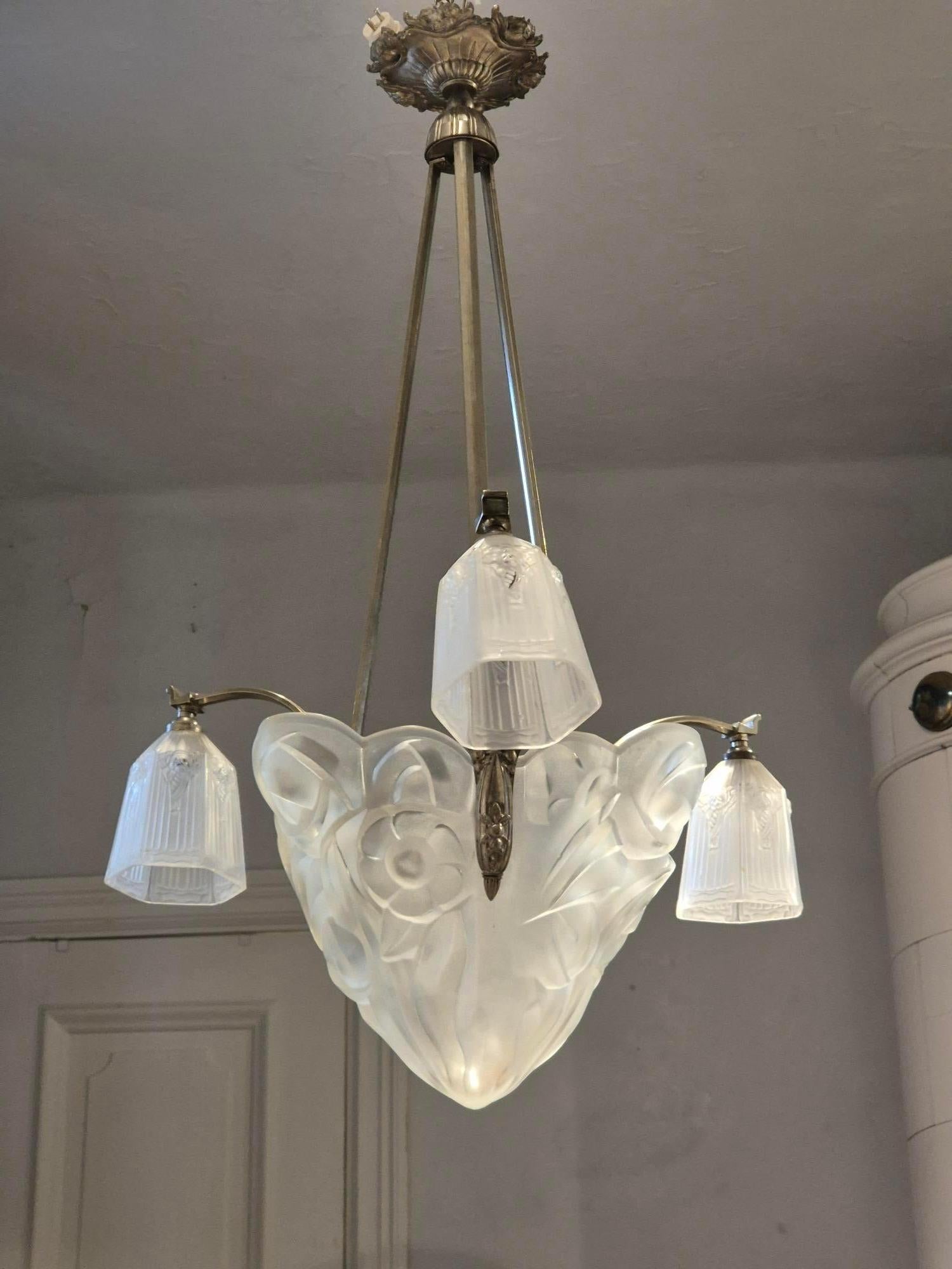 Degué fu fondata a metà degli anni '20 da David Guéron (1892-1950). 

Questo raro lampadario in vetro sabbiato degli anni '30 presenta un bellissimo motivo floreale ed è marchiato Degué. Art déco francese. 

L'azienda chiuse nel 1939 a causa dello