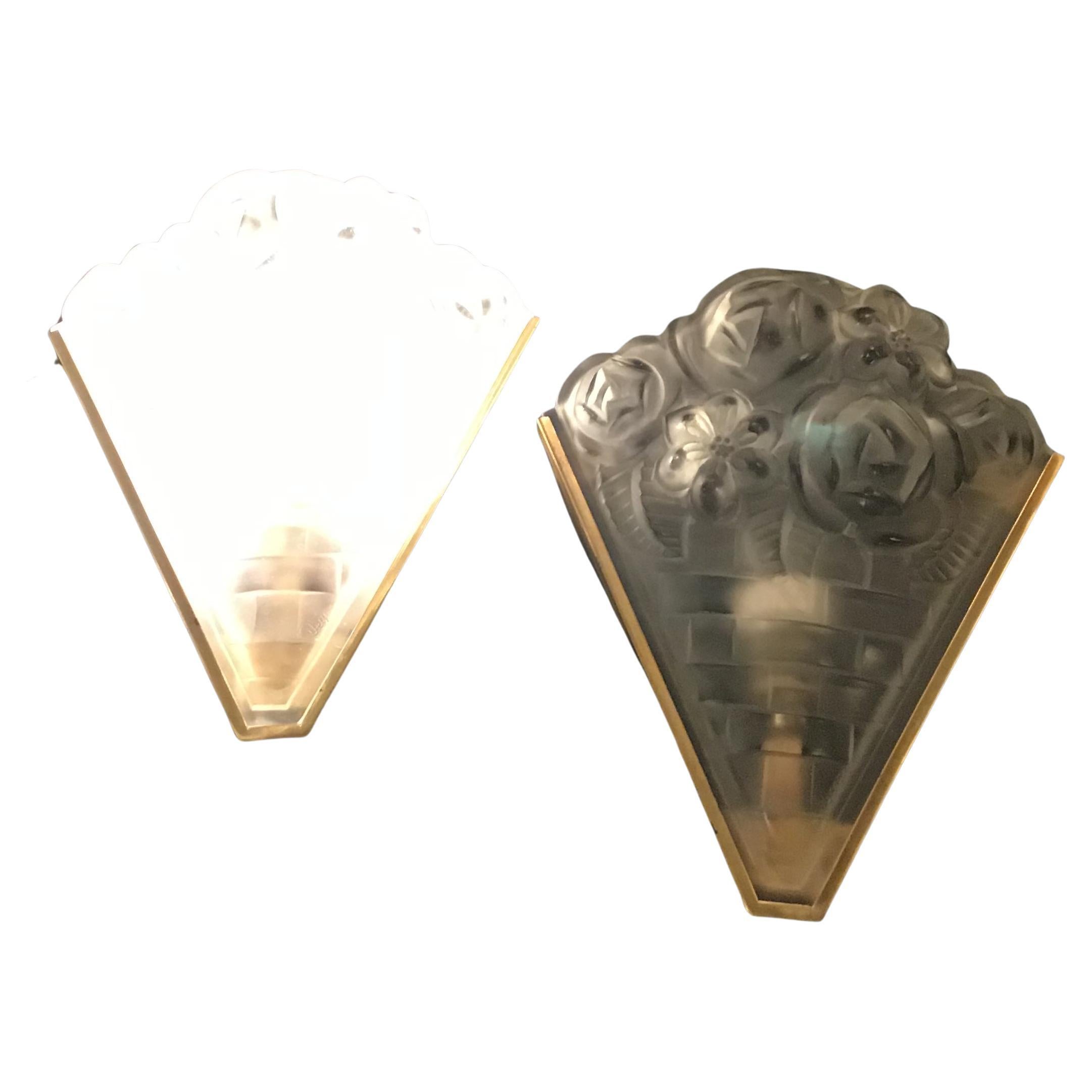 Außergewöhnliches Paar Art D'eco Wandleuchter signiert Degue gefrostetem Klarglas mit floralen Motiven.