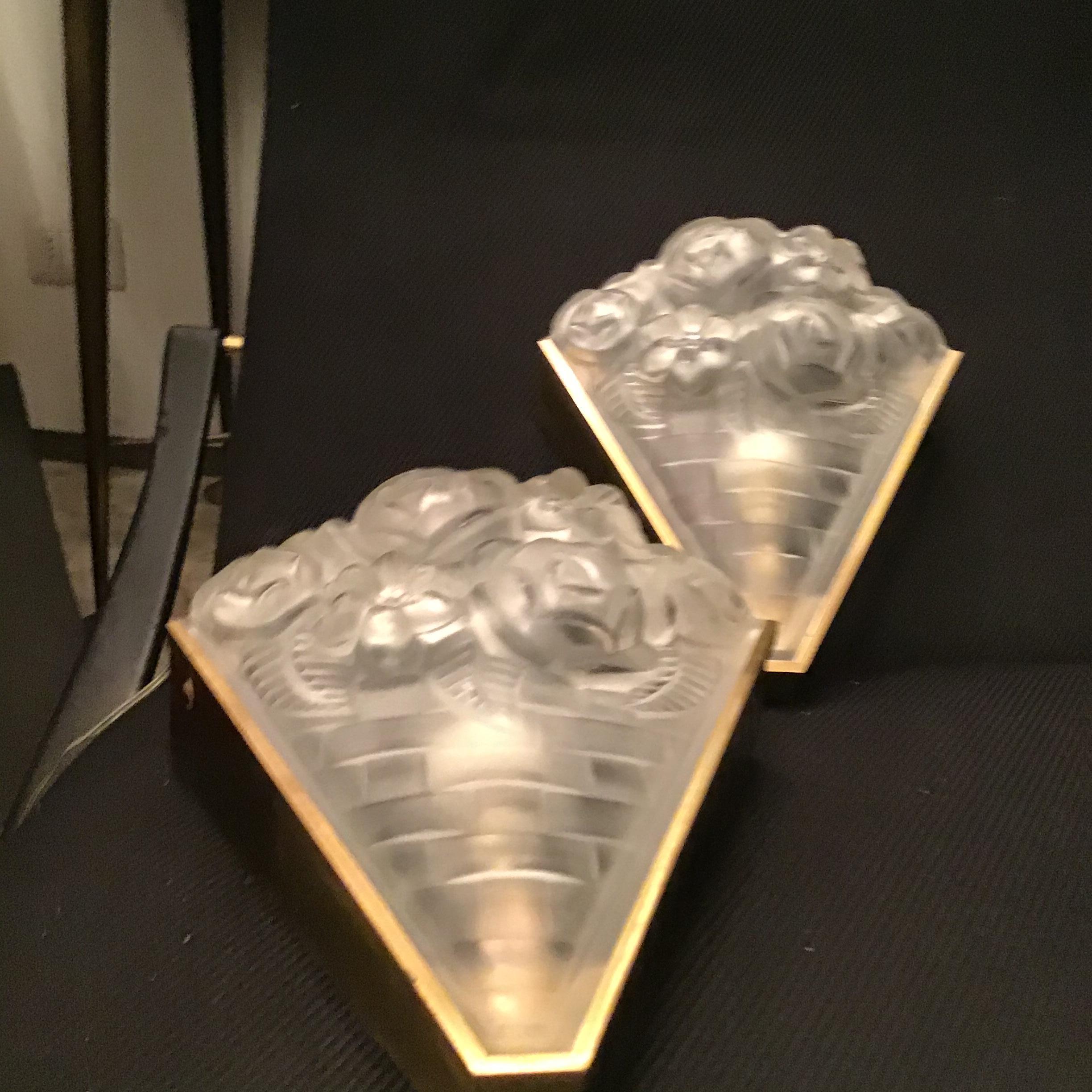 Degue' Paar französische Wandlampen 1930er Jahre Mattglas Verchromtes Metall Frankreich im Zustand „Gut“ im Angebot in Milano, IT