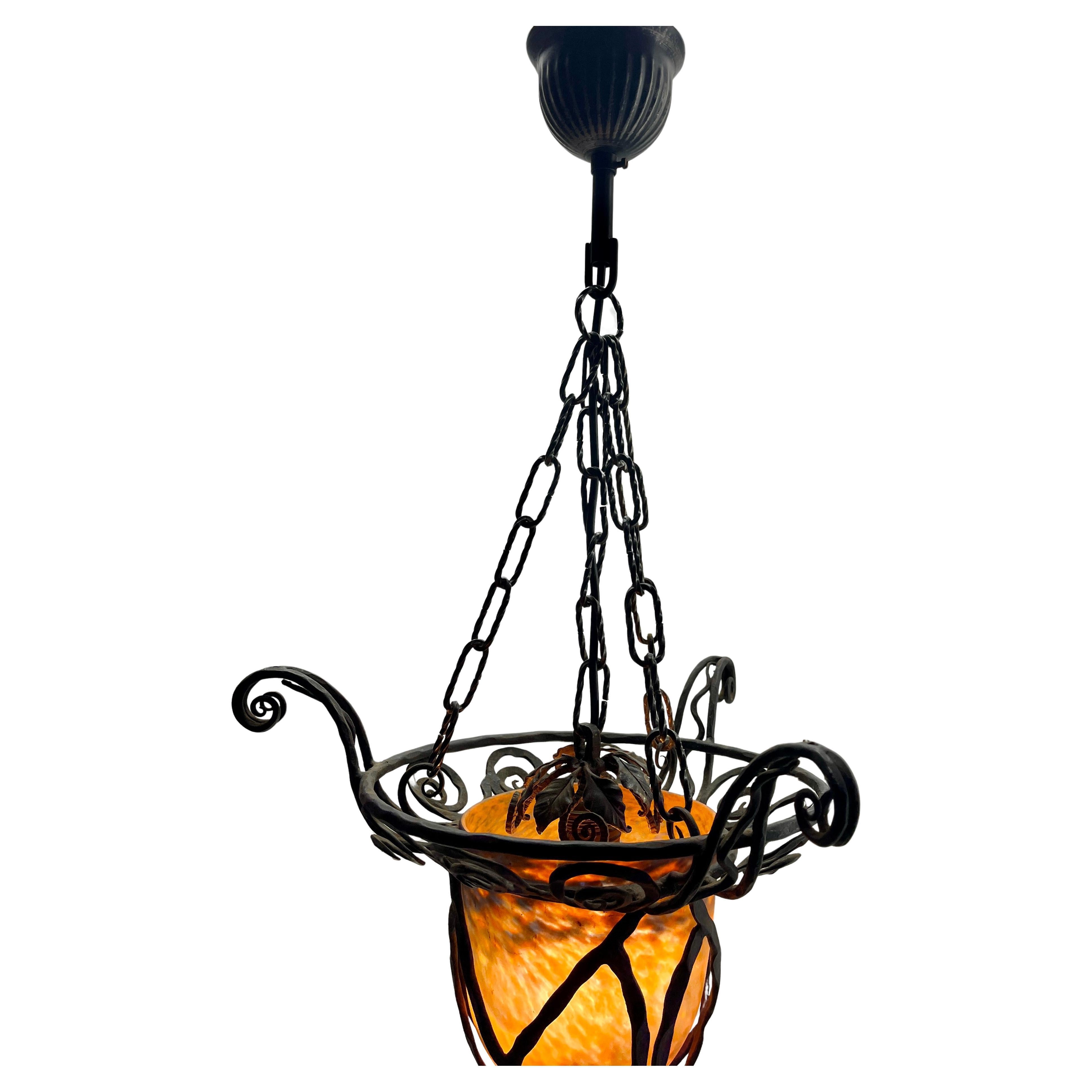 Lampada a sospensione a Degué e Pate de Verre Schade firmata anni '30
Lampadario Forget con lampadina originel 

Catena in metallo da 27 cm  Presa Originel E27 &New Wiring
Patina originale su tutte le parti.

In buone condizioni e perfettamente