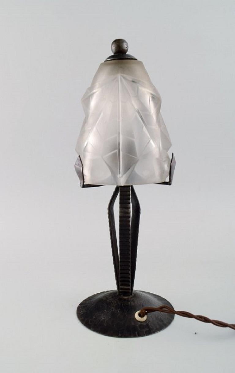 Degue, France. Art Deco table lamp in mouth-blown art glass and cast iron. 1930s.
Measures: 32.5 x 12.5 cm.
In excellent condition.
Stamped.