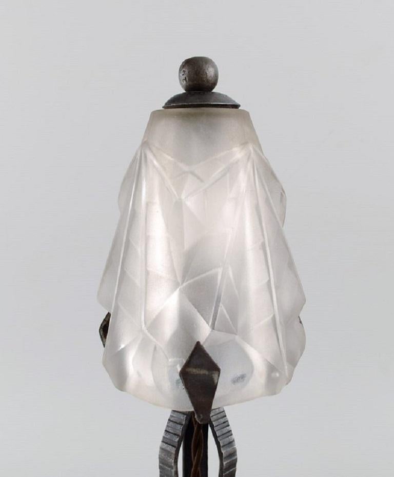 French Degue, France, Art Deco Table Lamp in Art Glass and Cast Iron, 1930s For Sale