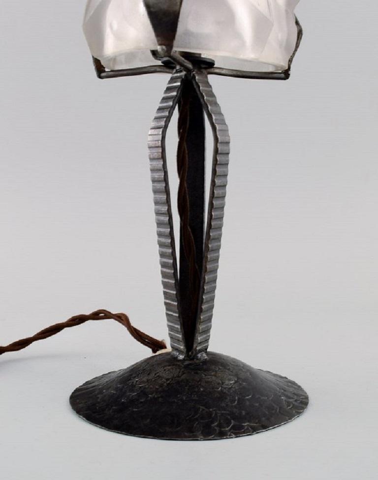 Degue, France, Art Deco Table Lamp in Art Glass and Cast Iron, 1930s In Excellent Condition For Sale In Copenhagen, DK