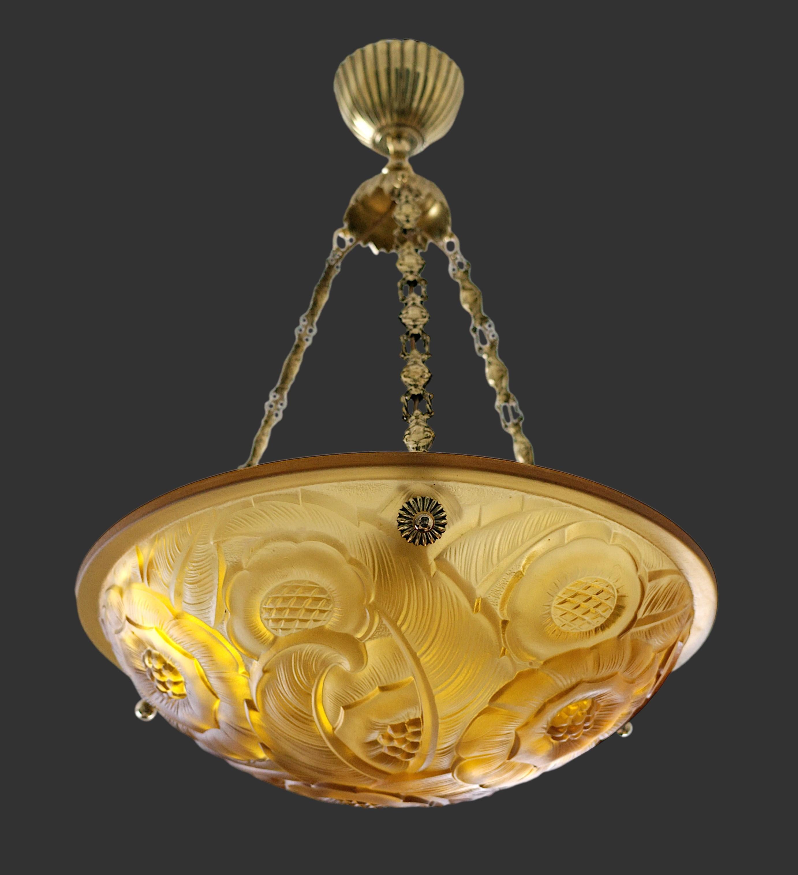 Lustre suspendu Art Déco par DEGUE (Compiègne), France, fin des années 1920. Abat-jour en verre tacheté. Rare et belle couleur ambrée. Luminaire en laiton d'époque. Hauteur : 19