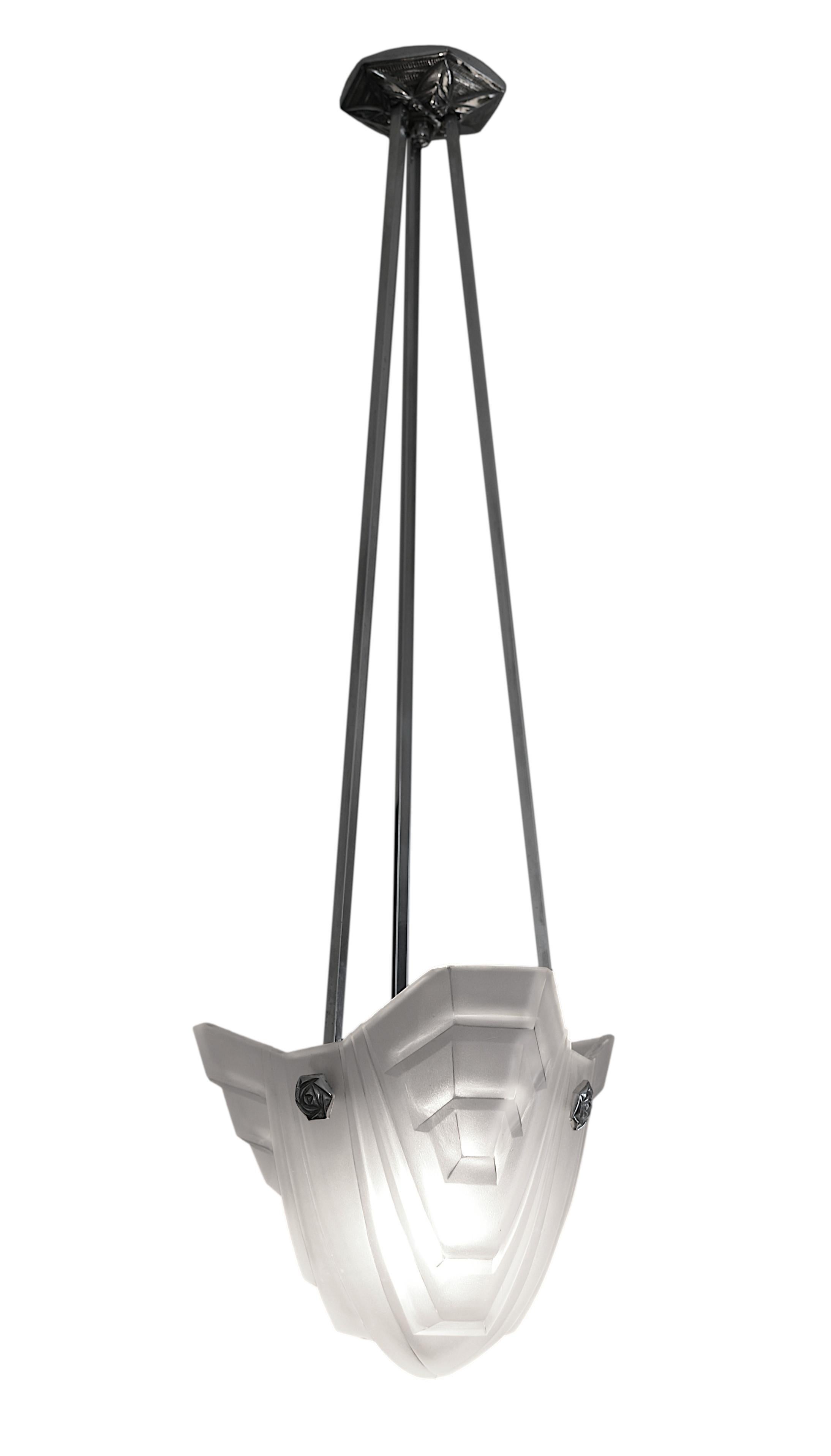 Französischer Art-Déco-Hängeleuchter von DEGUE (Compiegne), Frankreich, Ende der 1920er Jahre. Dicker Lampenschirm aus weißem Milchglas mit stilisiertem Art-Déco-Muster. Vernickelter Metallrahmen. Höhe: 31