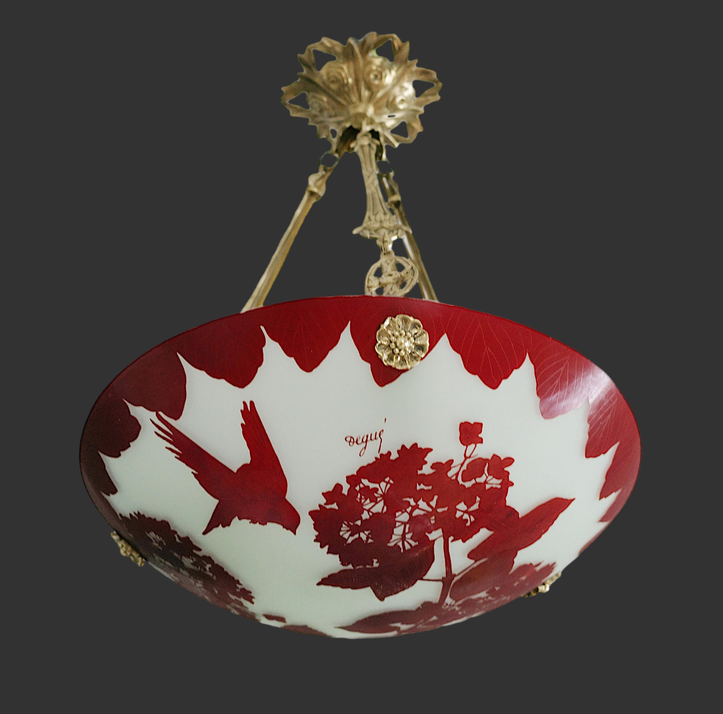 Large lustre suspendu Art Déco par DEGUE (Compiègne), France, fin des années 1920. Abat-jour en verre gravé à l'acide ou au sable. Fixation en bronze massif. Hauteur : 19.3