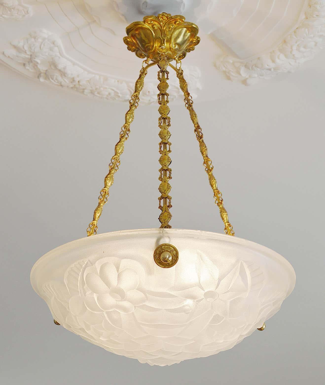 Degue French Art Deco Pair of Pendant Chandeliers, Late 1920s 1