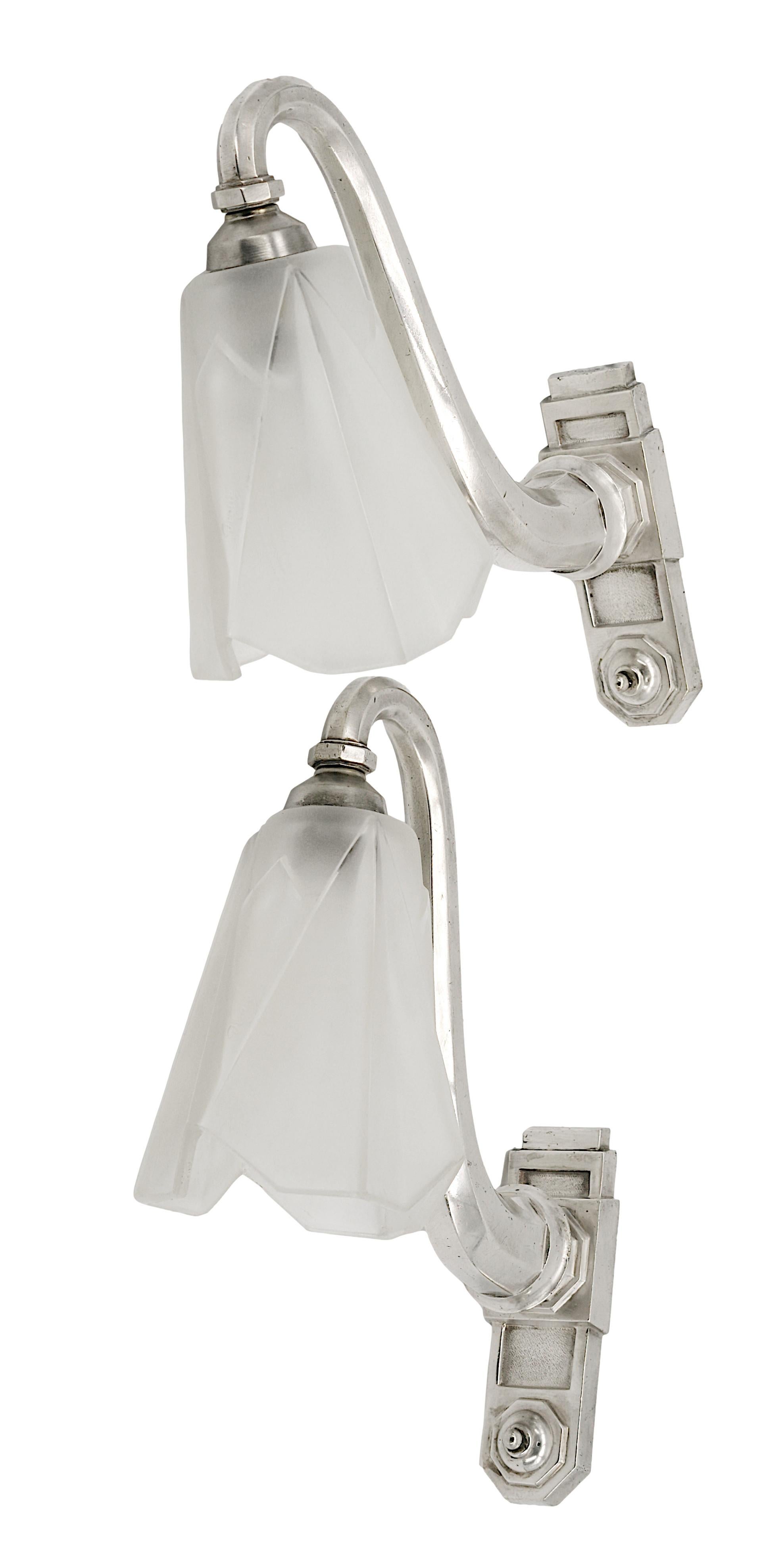 Frosted Degue French Art Deco Pair of Wall Sconces 1920 For Sale