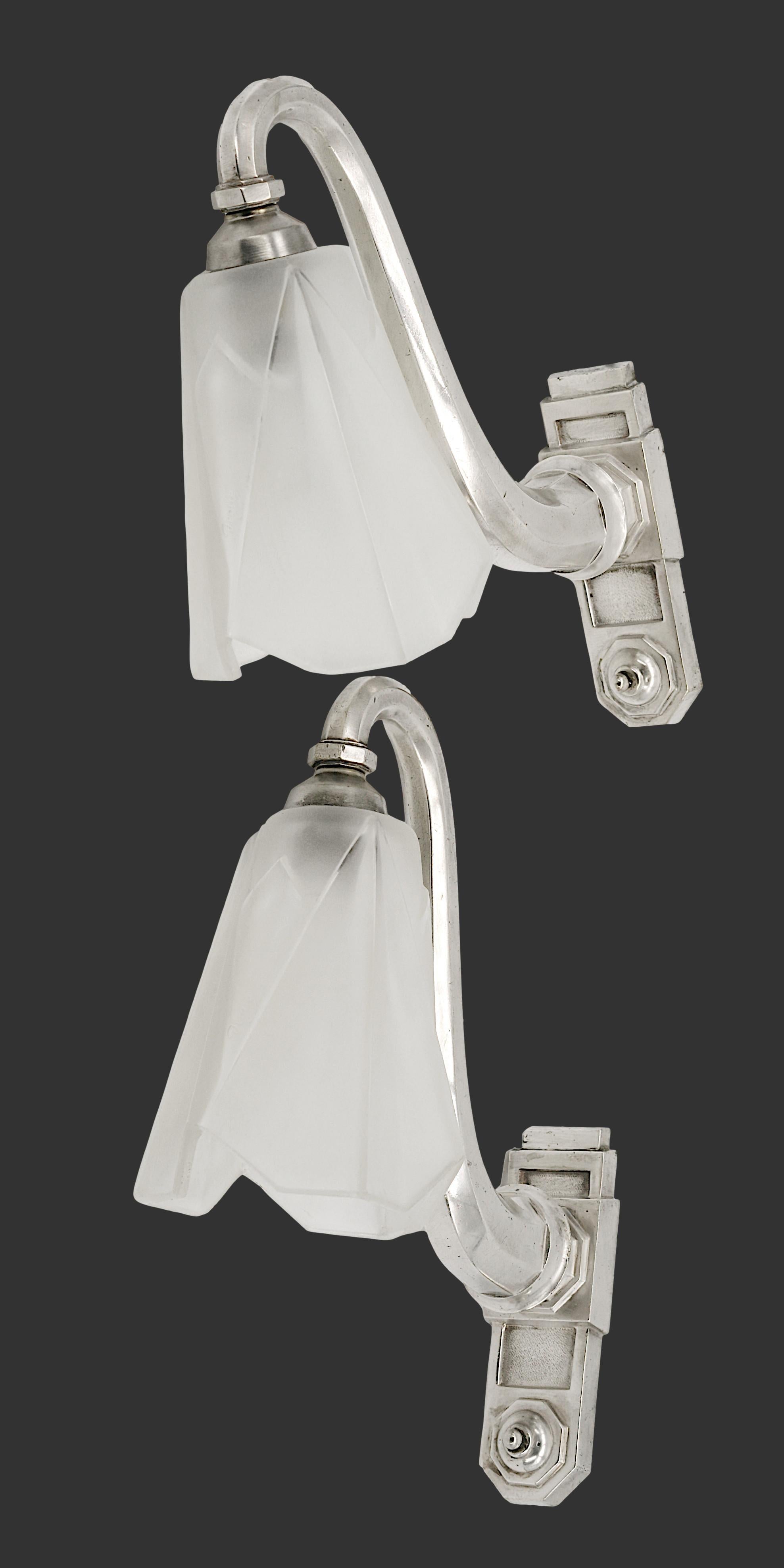 Degue French Art Deco Pair of Wall Sconces 1920 In Good Condition For Sale In Saint-Amans-des-Cots, FR