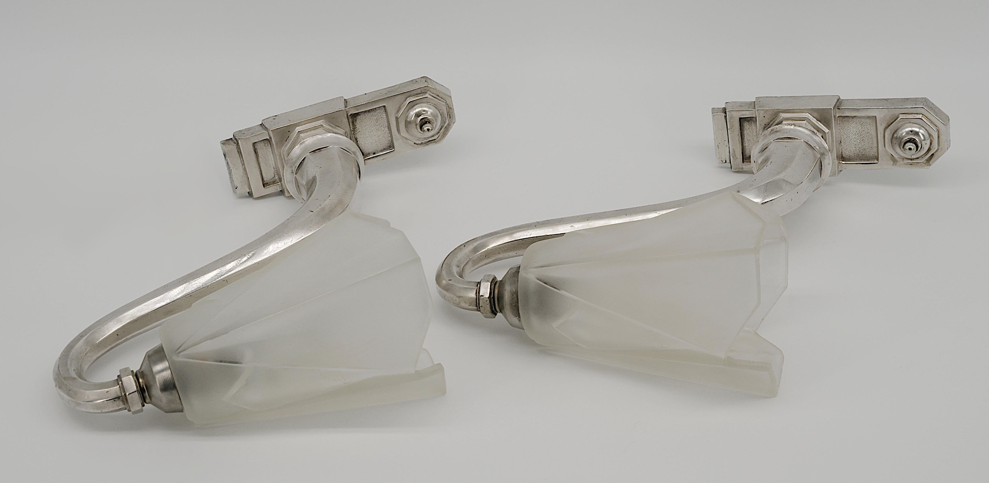 Early 20th Century Degue French Art Deco Pair of Wall Sconces 1920 For Sale