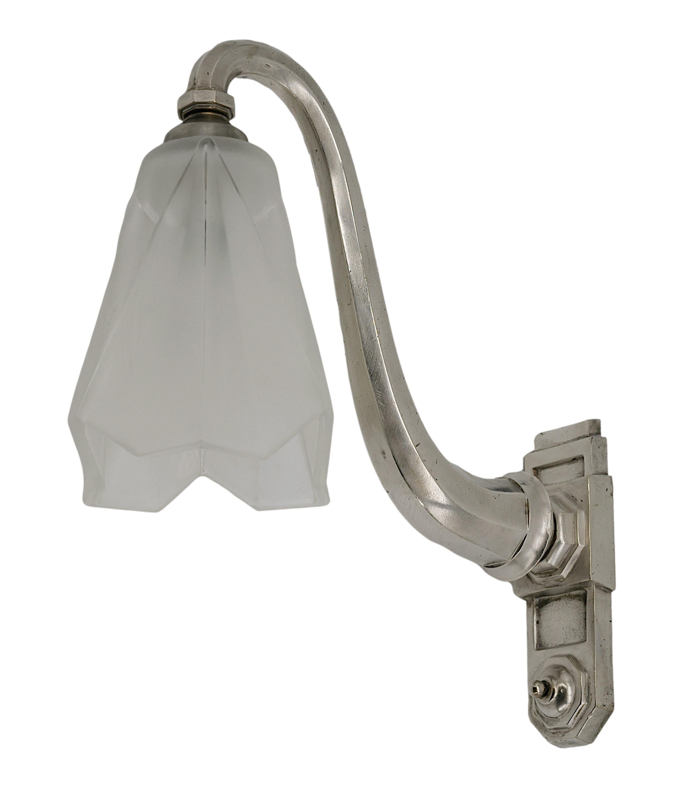 Degue French Art Deco Pair of Wall Sconces 1920 For Sale 1